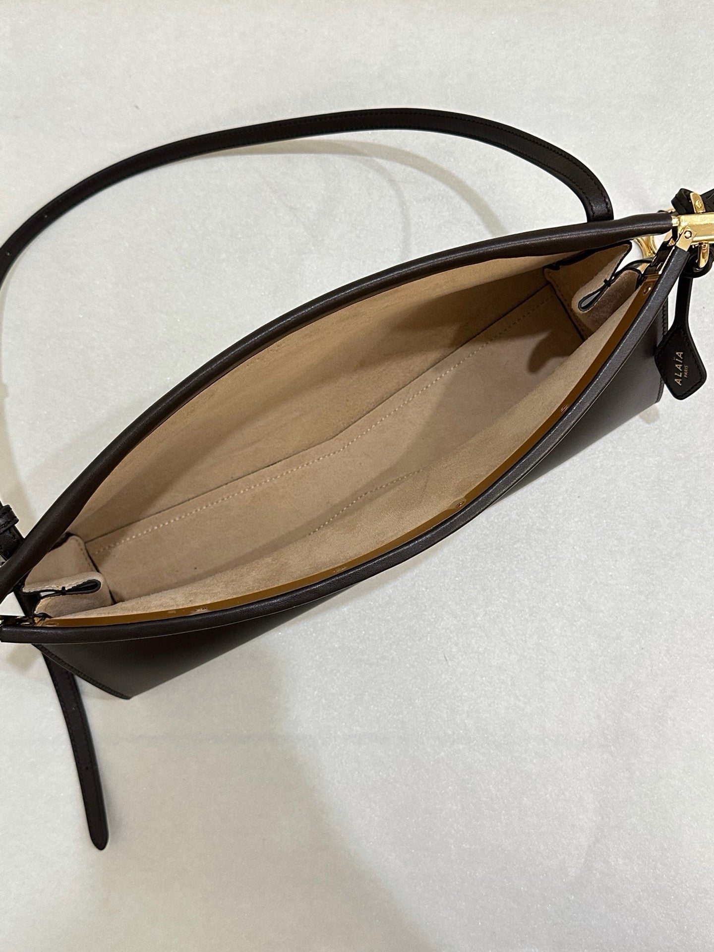 알라이아 가죽 소재 LE CLICK 이스트웨스트 스몰 백 브라운