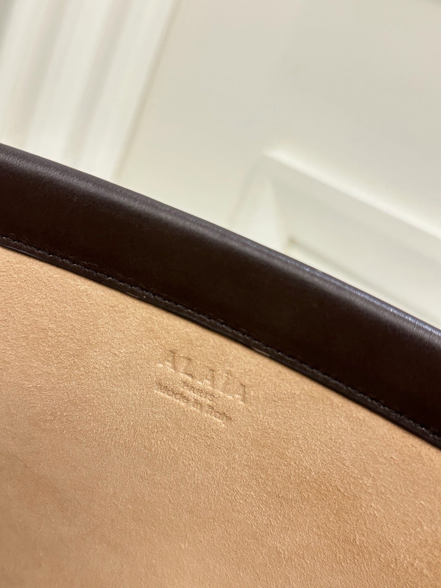 알라이아 가죽 소재 LE CLICK 이스트웨스트 스몰 백 브라운