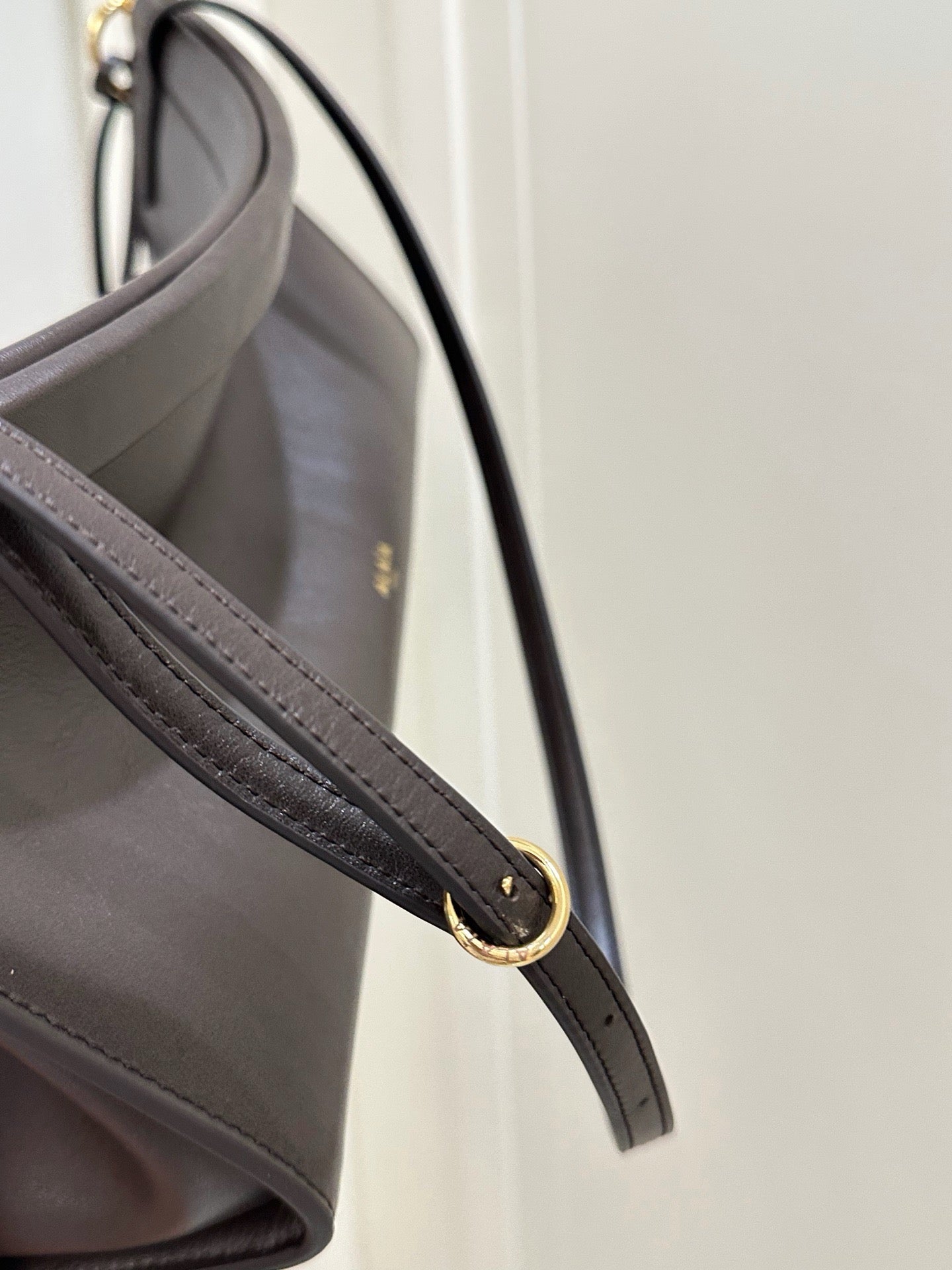 알라이아 가죽 소재 LE CLICK 이스트웨스트 스몰 백 브라운