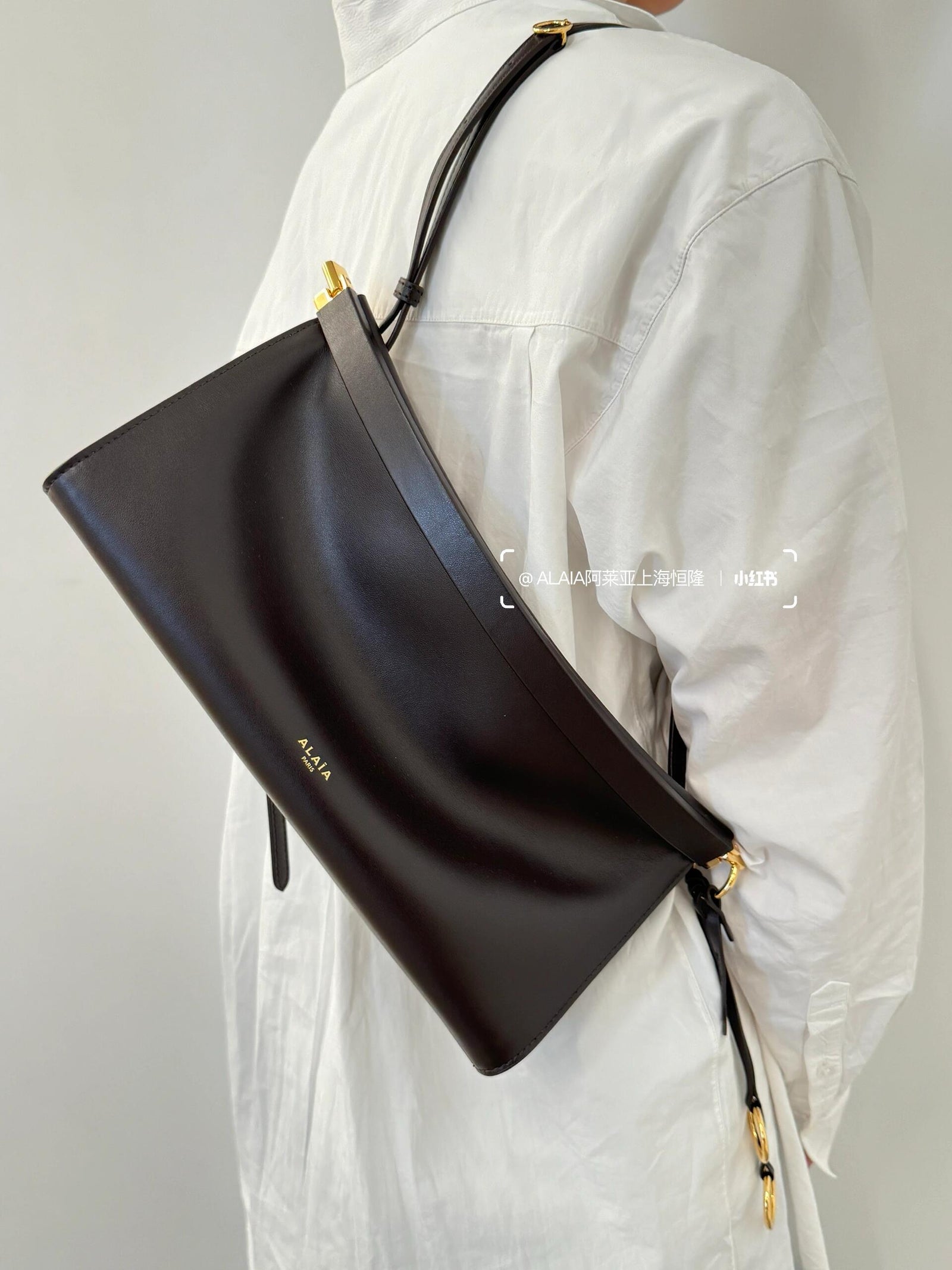 알라이아 가죽 소재 LE CLICK 이스트웨스트 스몰 백 브라운