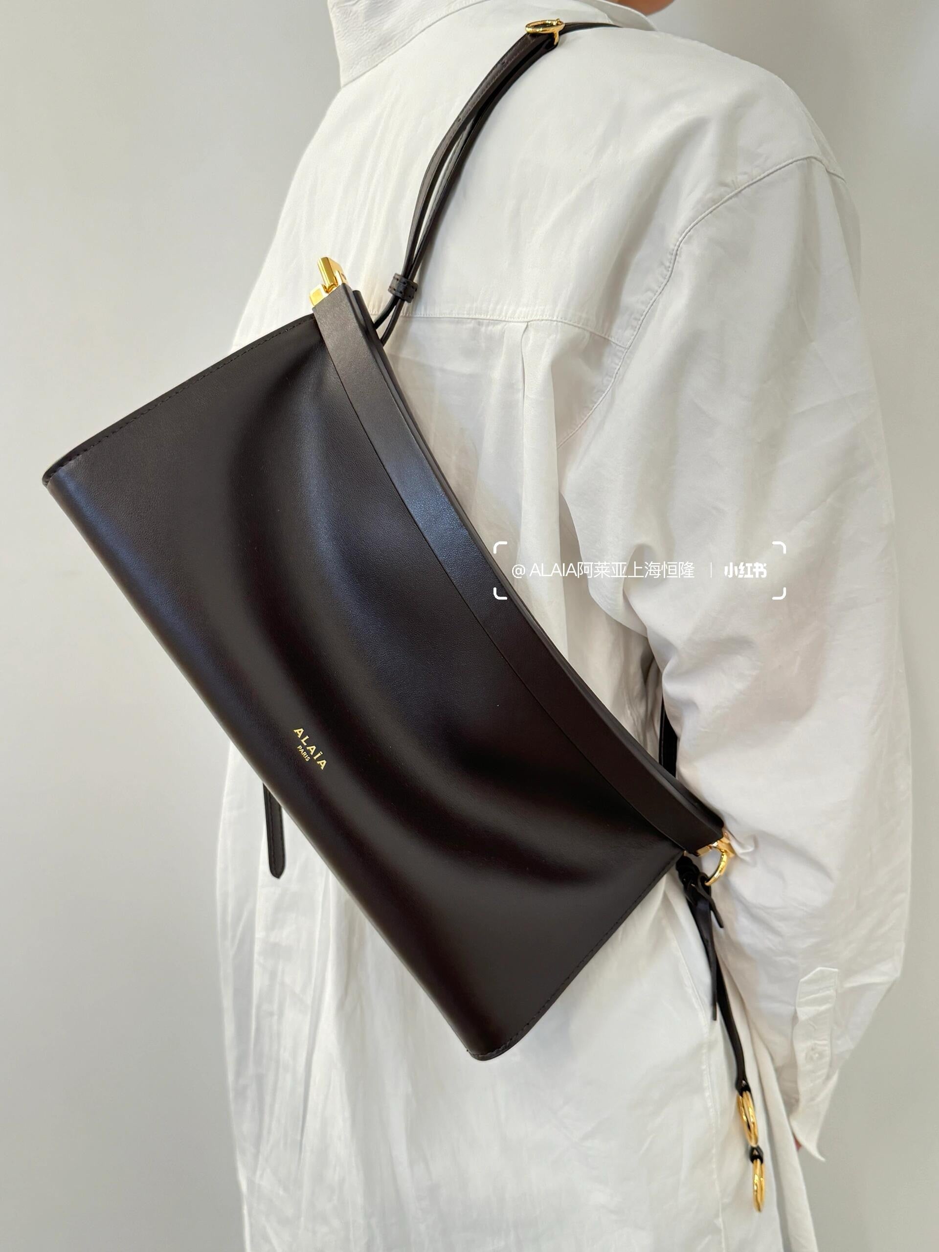 알라이아 가죽 소재 LE CLICK 이스트웨스트 스몰 백 브라운