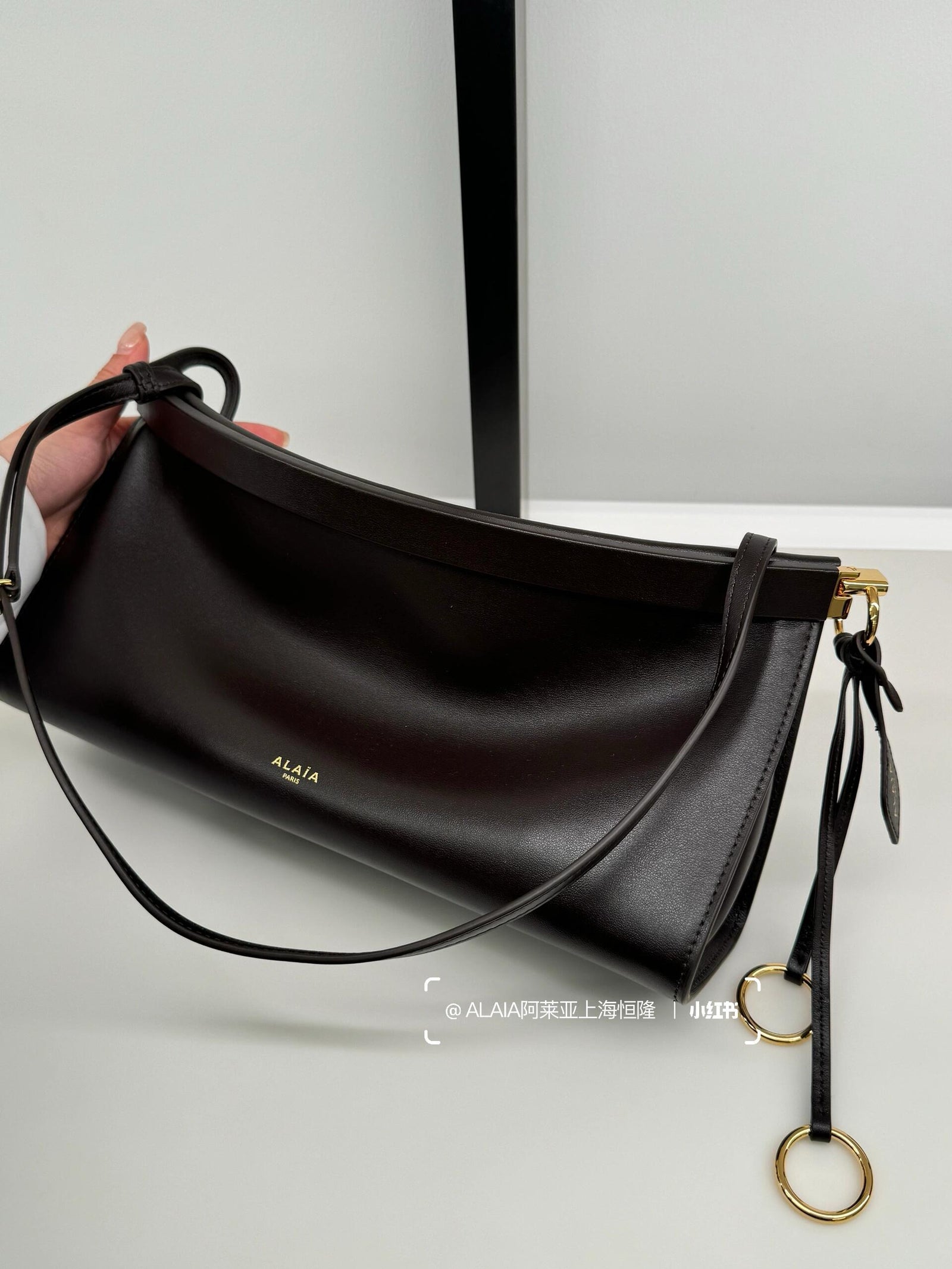 알라이아 가죽 소재 LE CLICK 이스트웨스트 스몰 백 브라운