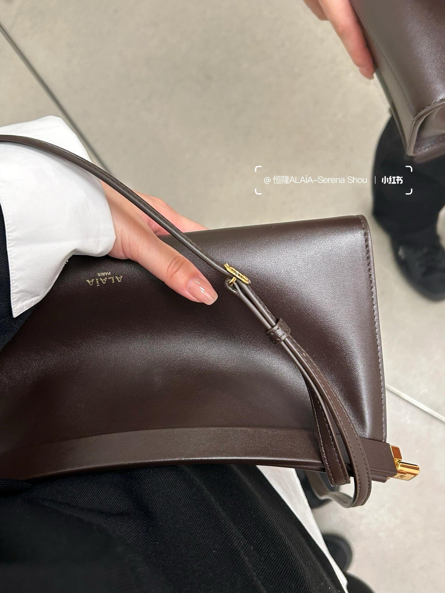 알라이아 가죽 소재 LE CLICK 이스트웨스트 스몰 백 브라운