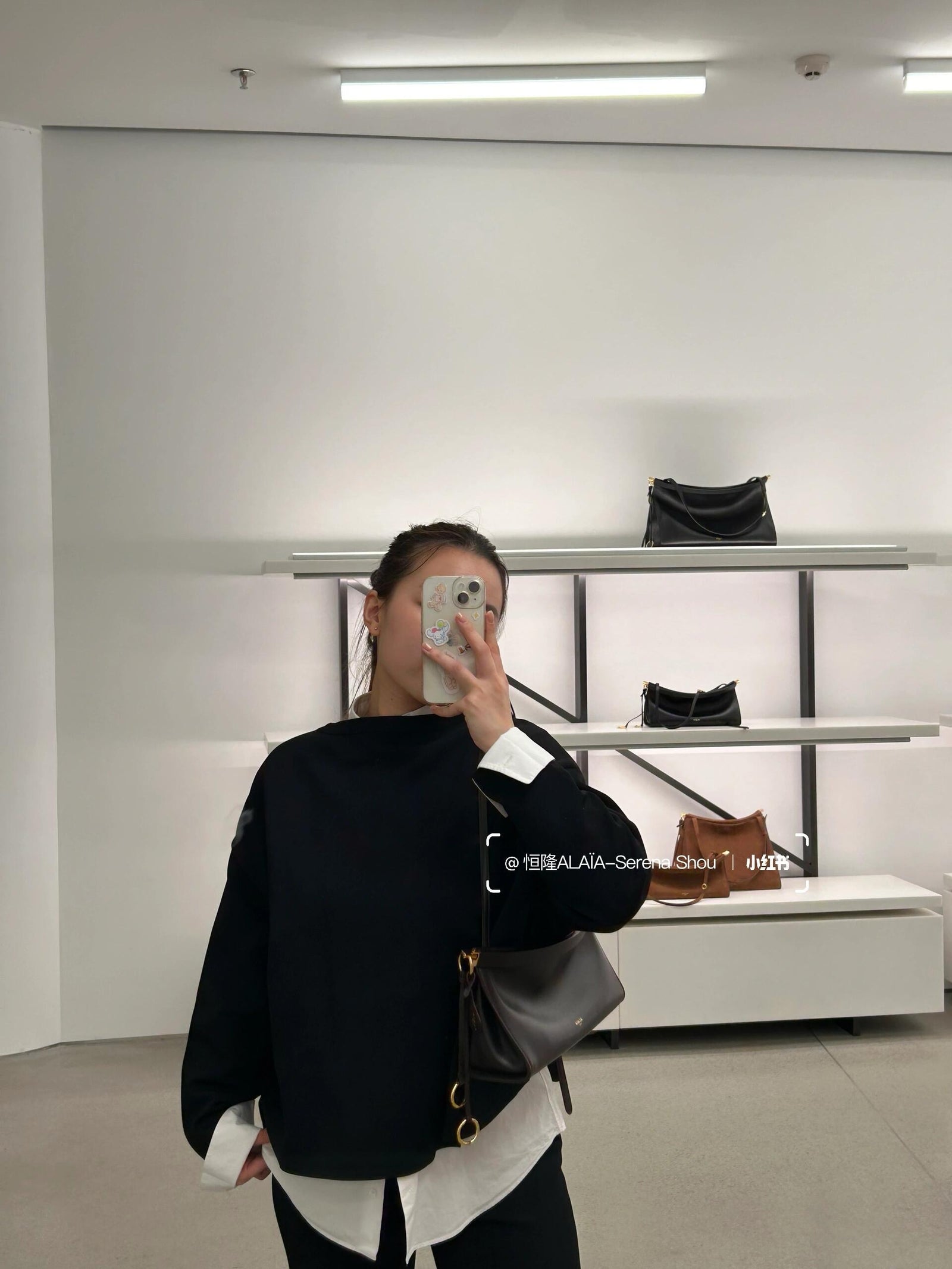 알라이아 가죽 소재 LE CLICK 이스트웨스트 스몰 백 브라운