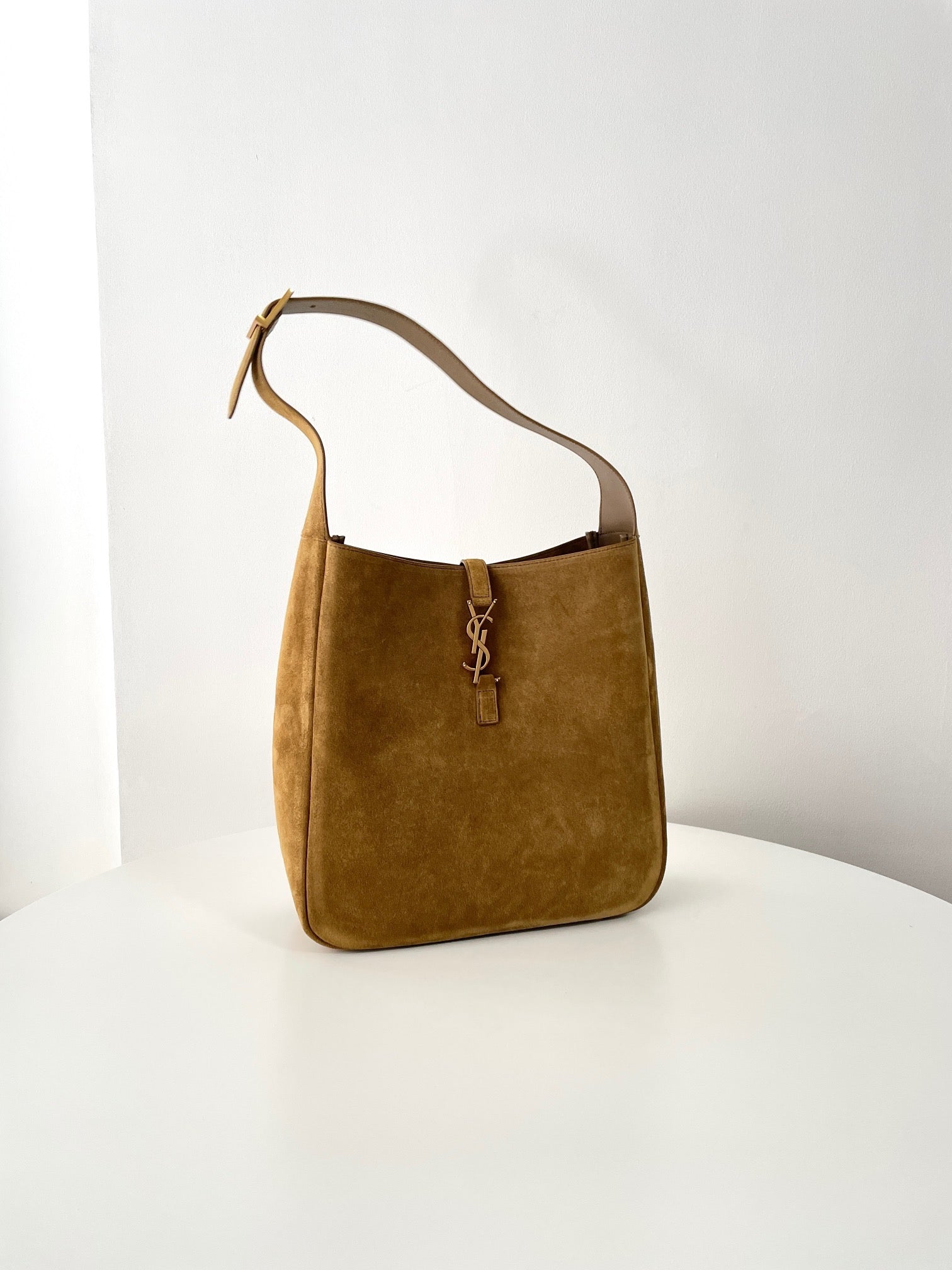 생로랑 LE5À7 소프트 라지 백 스웨이드