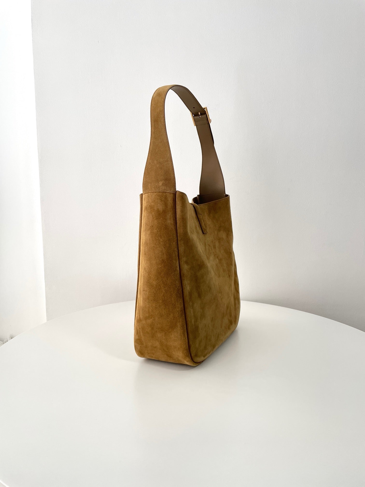 생로랑 LE5À7 소프트 라지 백 스웨이드