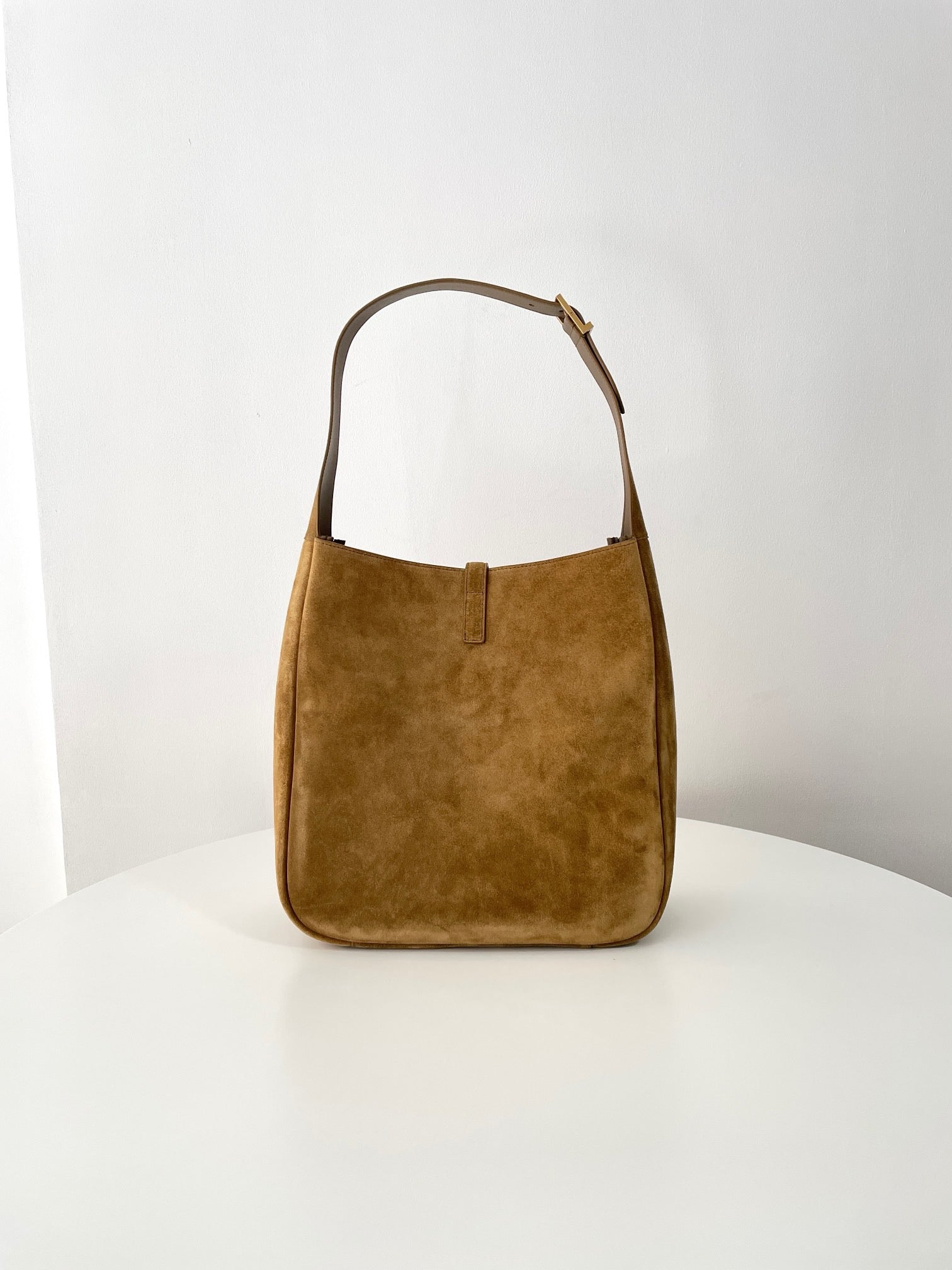 생로랑 LE5À7 소프트 라지 백 스웨이드