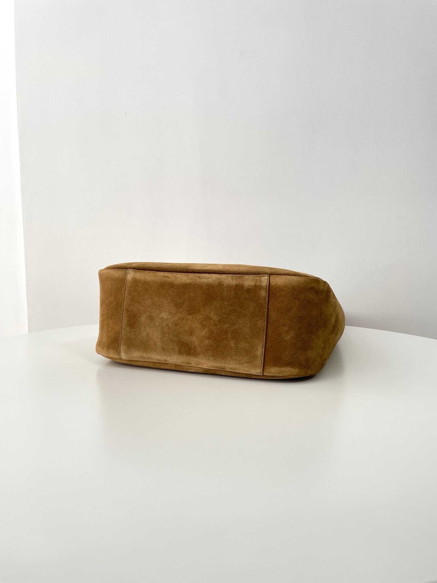 생로랑 LE5À7 소프트 라지 백 스웨이드