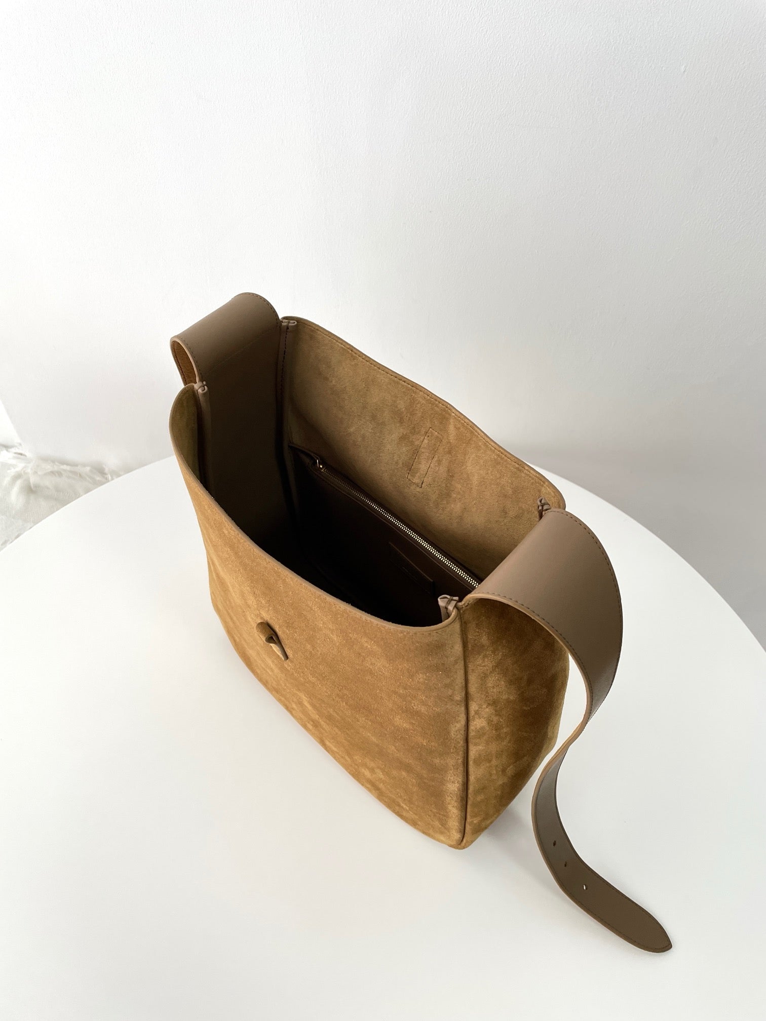 생로랑 LE5À7 소프트 라지 백 스웨이드