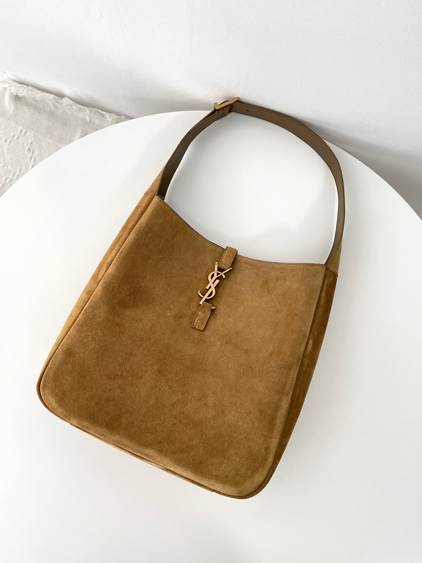 생로랑 LE5À7 소프트 라지 백 스웨이드