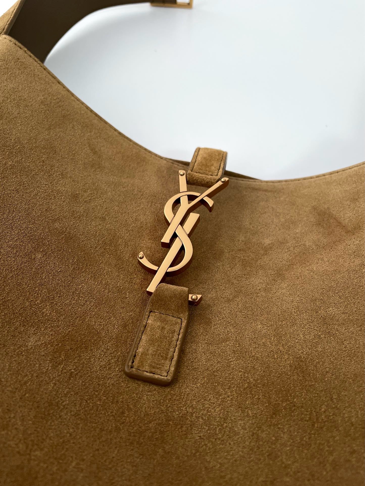 생로랑 LE5À7 소프트 라지 백 스웨이드