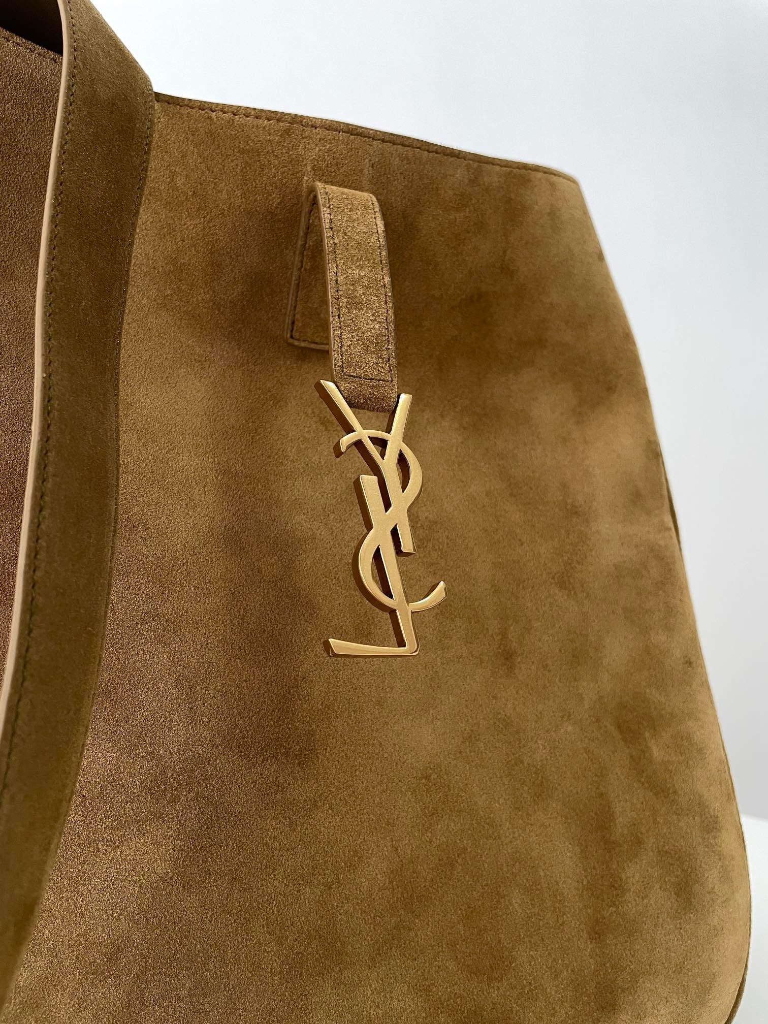 생로랑 LE5À7 소프트 라지 백 스웨이드