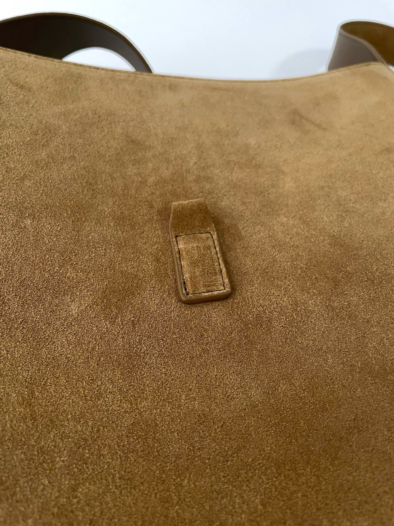 생로랑 LE5À7 소프트 라지 백 스웨이드