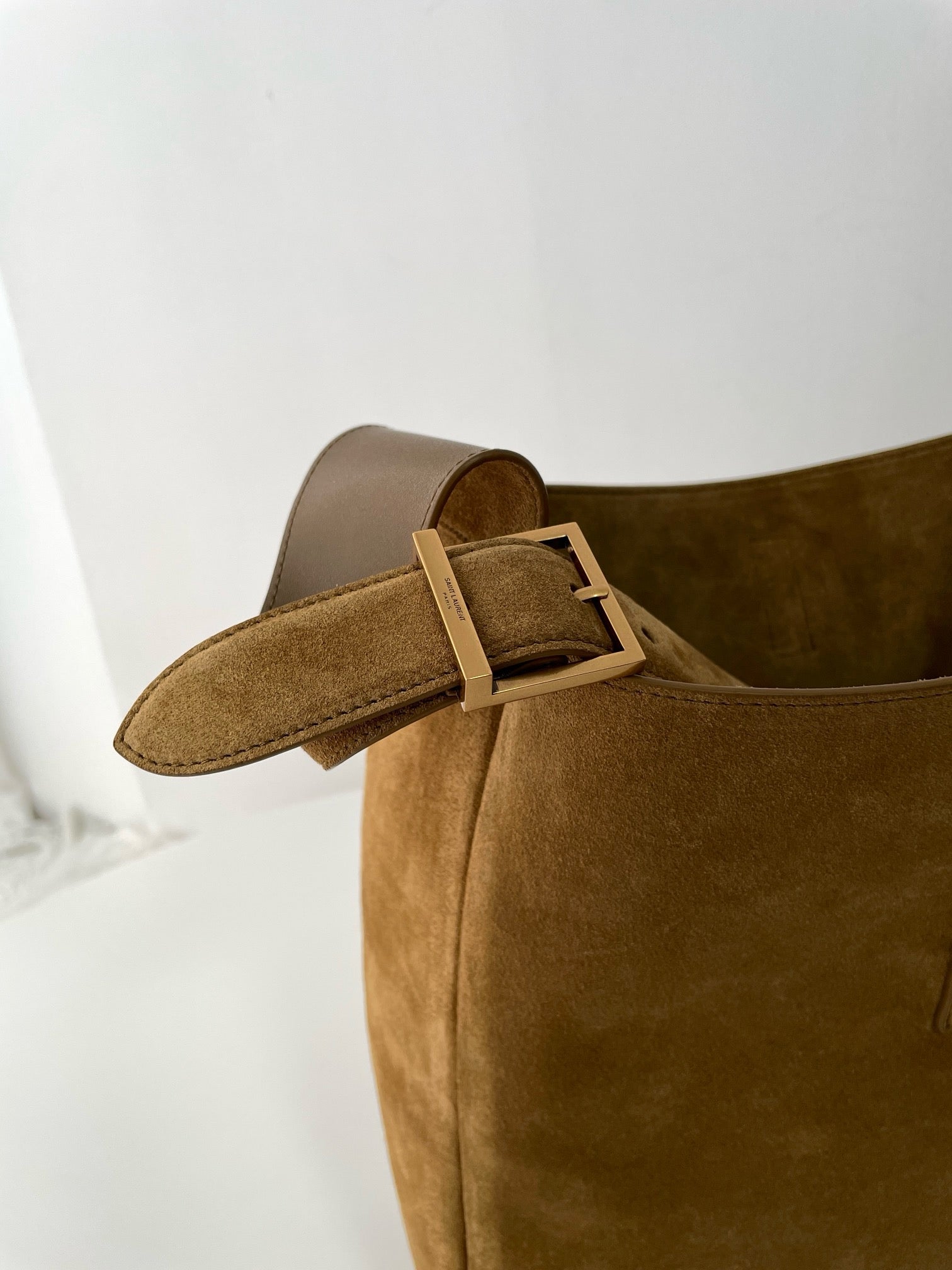 생로랑 LE5À7 소프트 라지 백 스웨이드