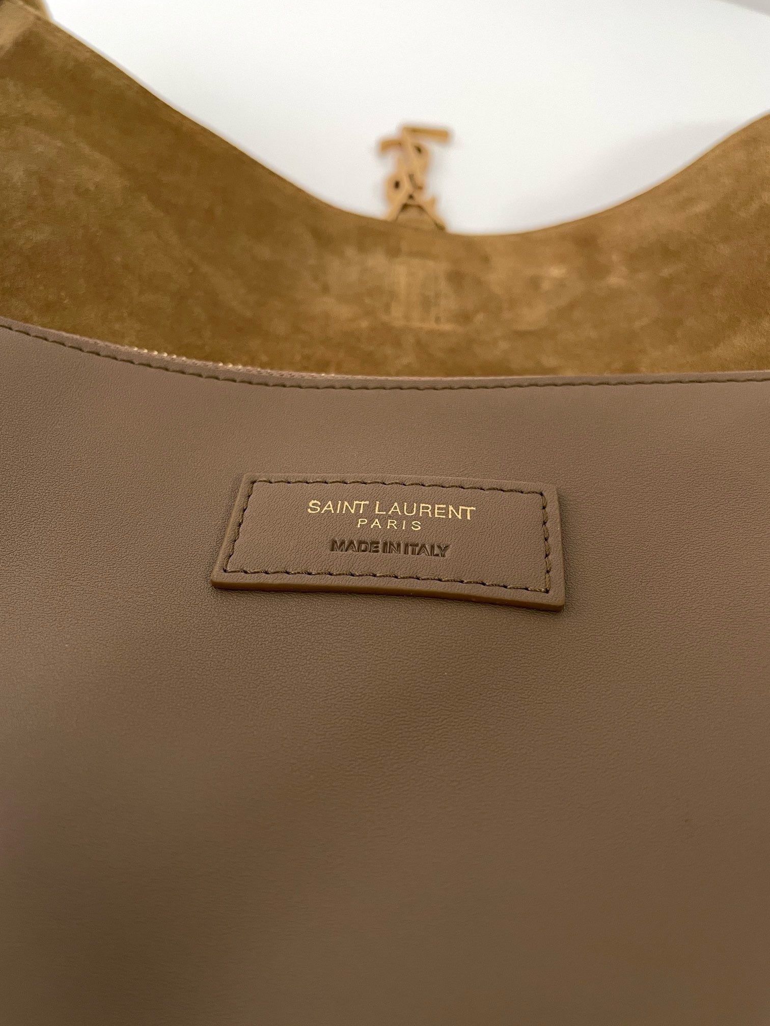 생로랑 LE5À7 소프트 라지 백 스웨이드