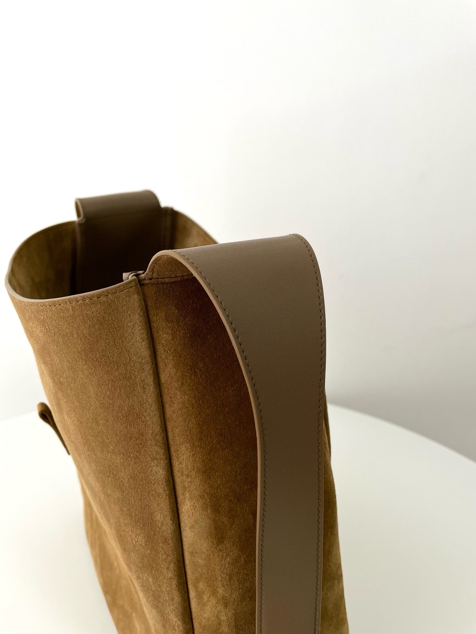 생로랑 LE5À7 소프트 라지 백 스웨이드