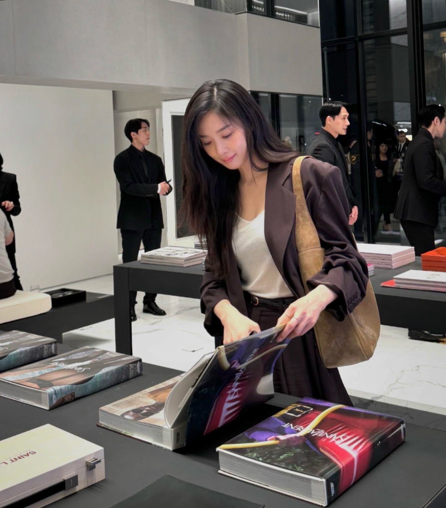 생로랑 LE5À7 소프트 라지 백 스웨이드