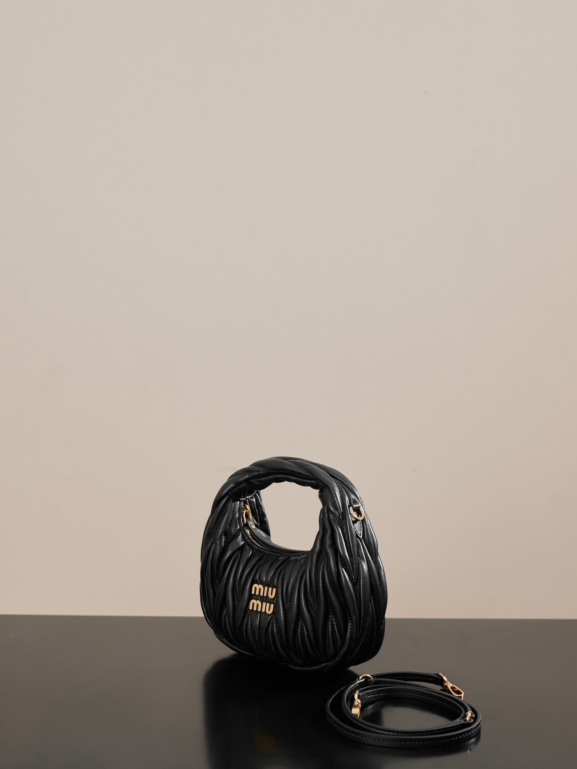 미우미우 완더 마테라쎄 나파 가죽 호보 미니 백