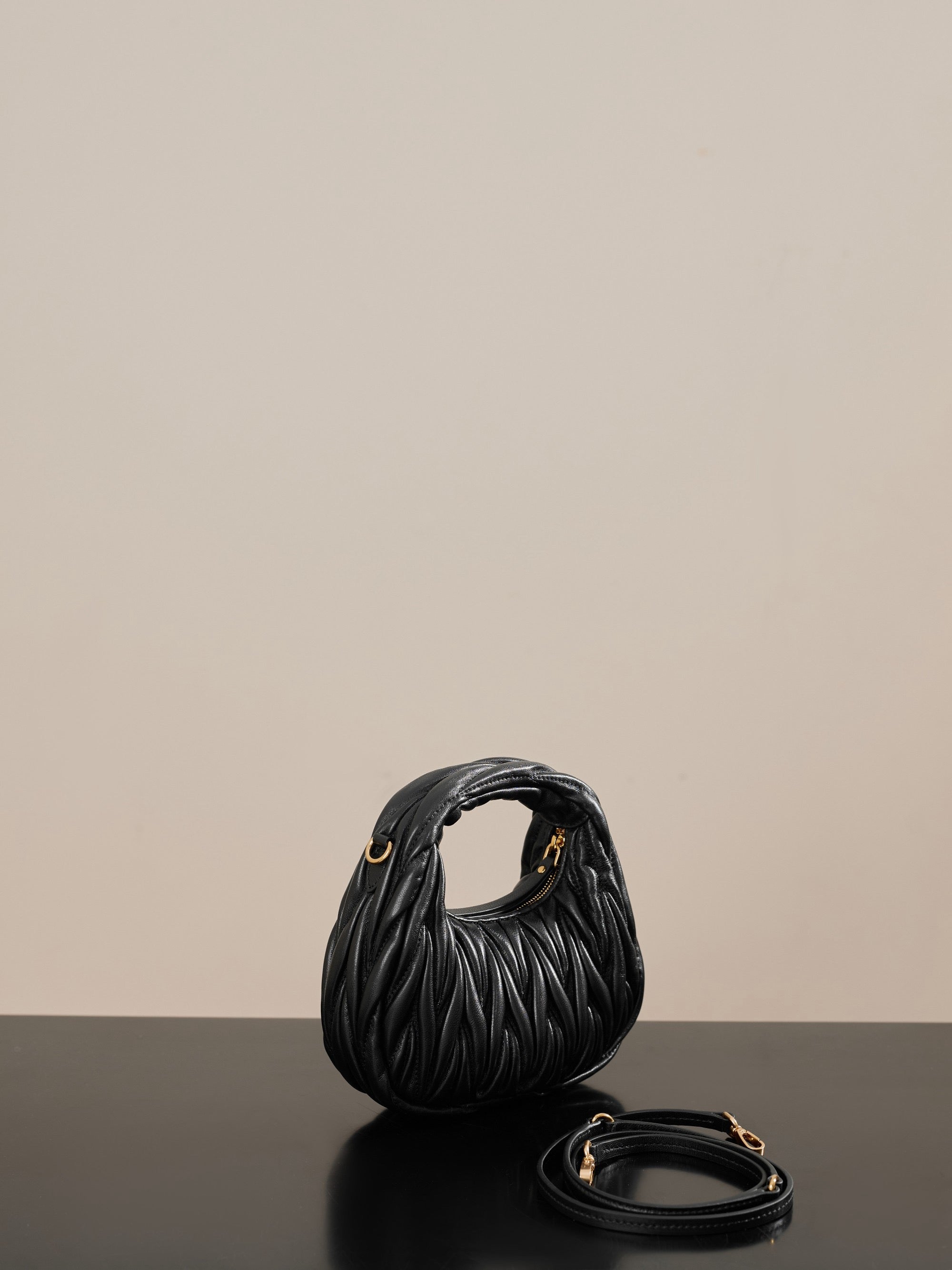 미우미우 완더 마테라쎄 나파 가죽 호보 미니 백