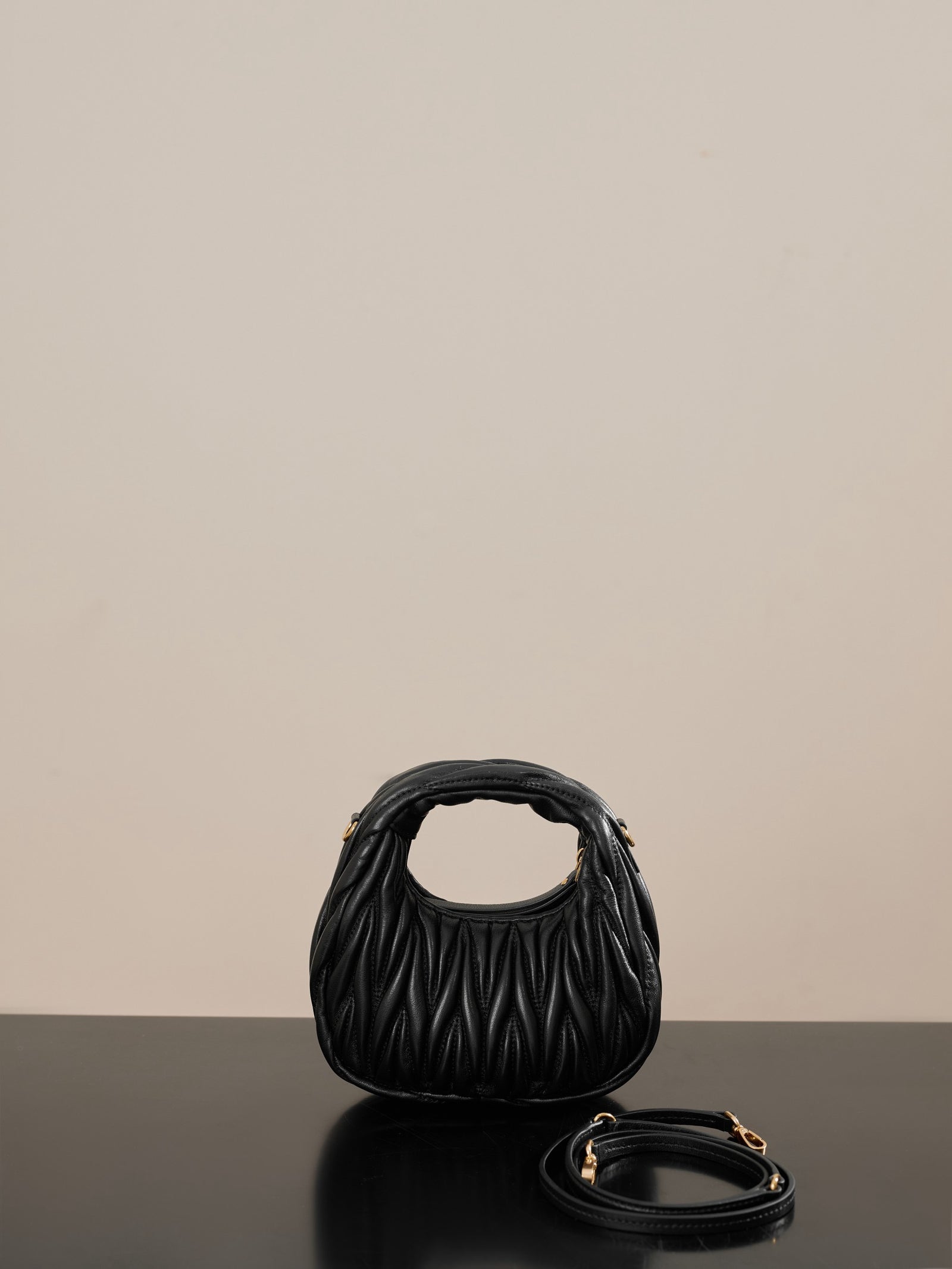 미우미우 완더 마테라쎄 나파 가죽 호보 미니 백