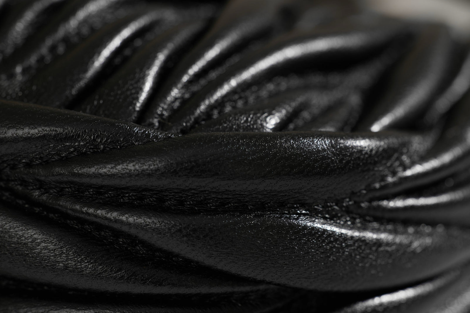 미우미우 완더 마테라쎄 나파 가죽 호보 미니 백