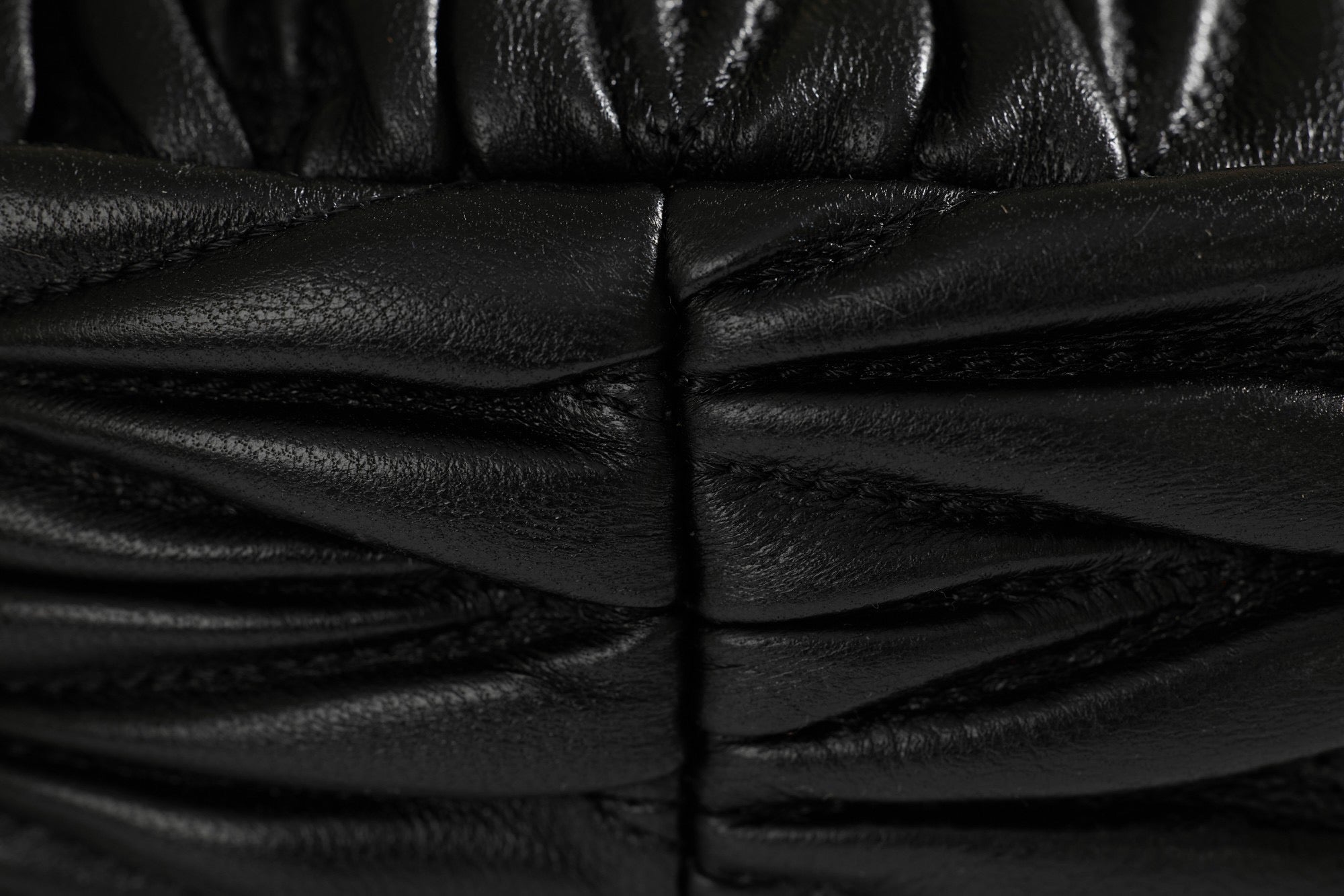 미우미우 완더 마테라쎄 나파 가죽 호보 미니 백