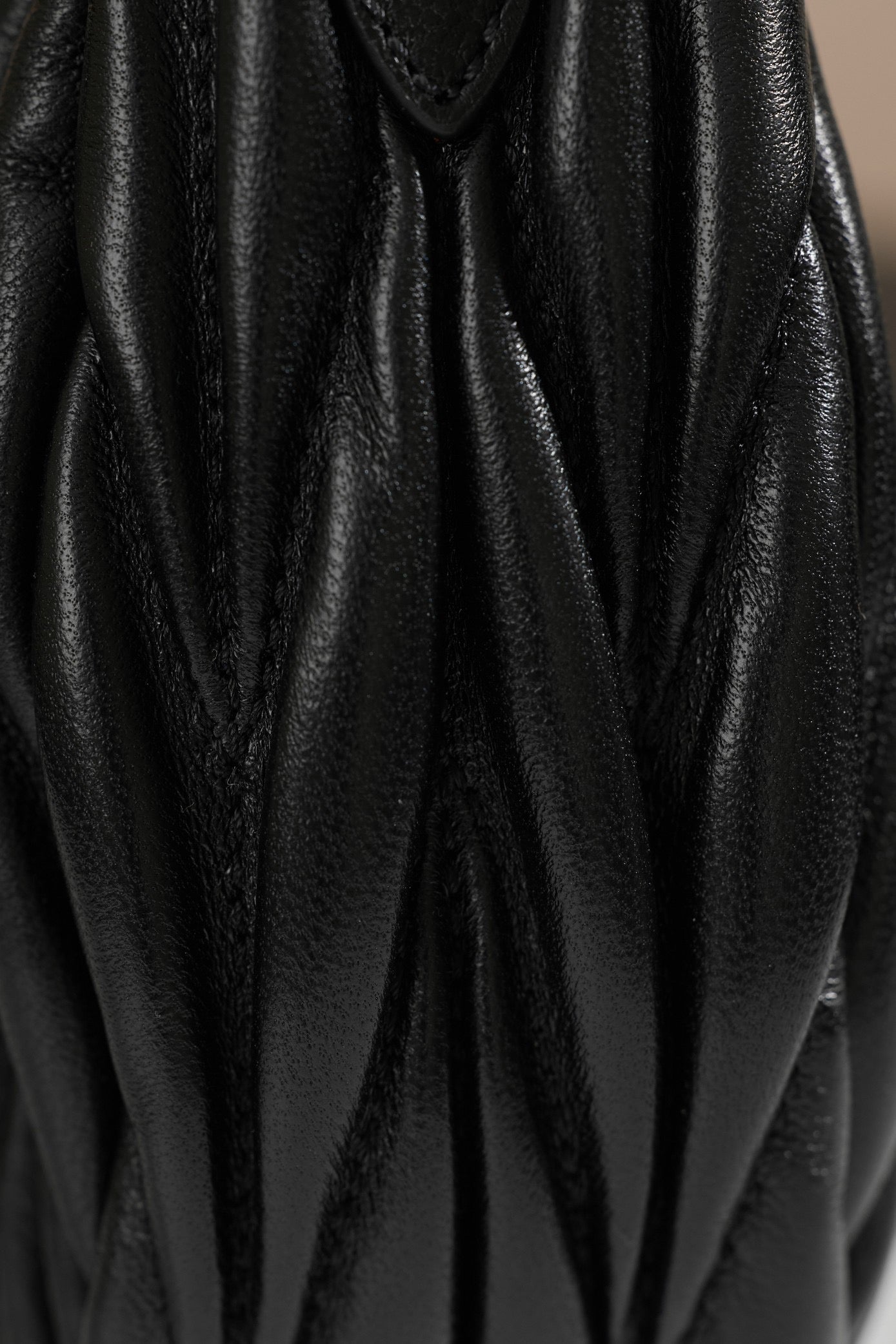 미우미우 완더 마테라쎄 나파 가죽 호보 미니 백