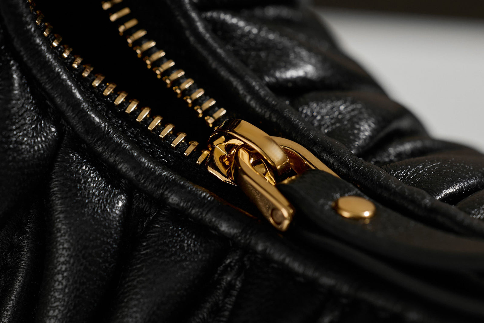 미우미우 완더 마테라쎄 나파 가죽 호보 미니 백