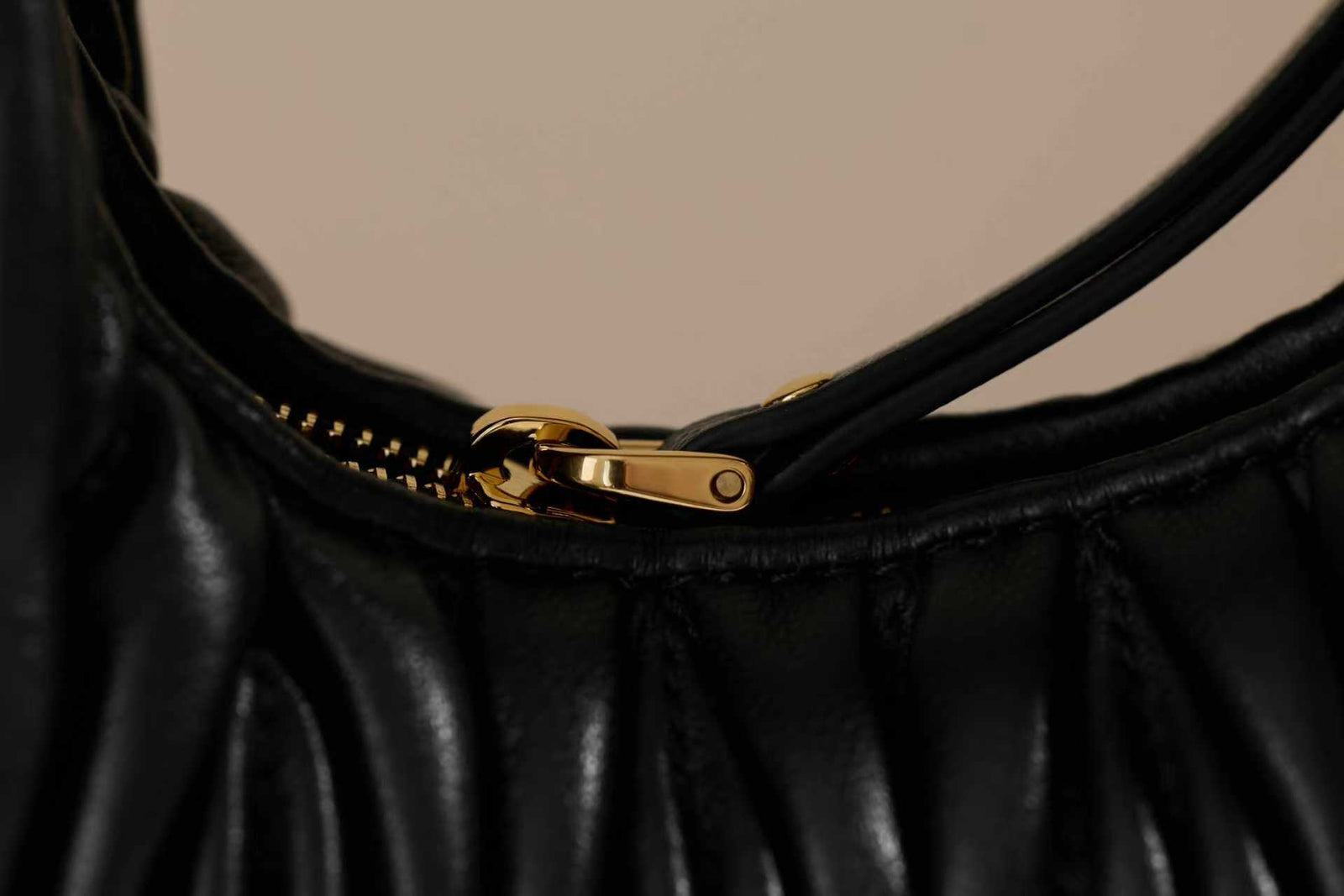 미우미우 완더 마테라쎄 나파 가죽 호보 미니 백