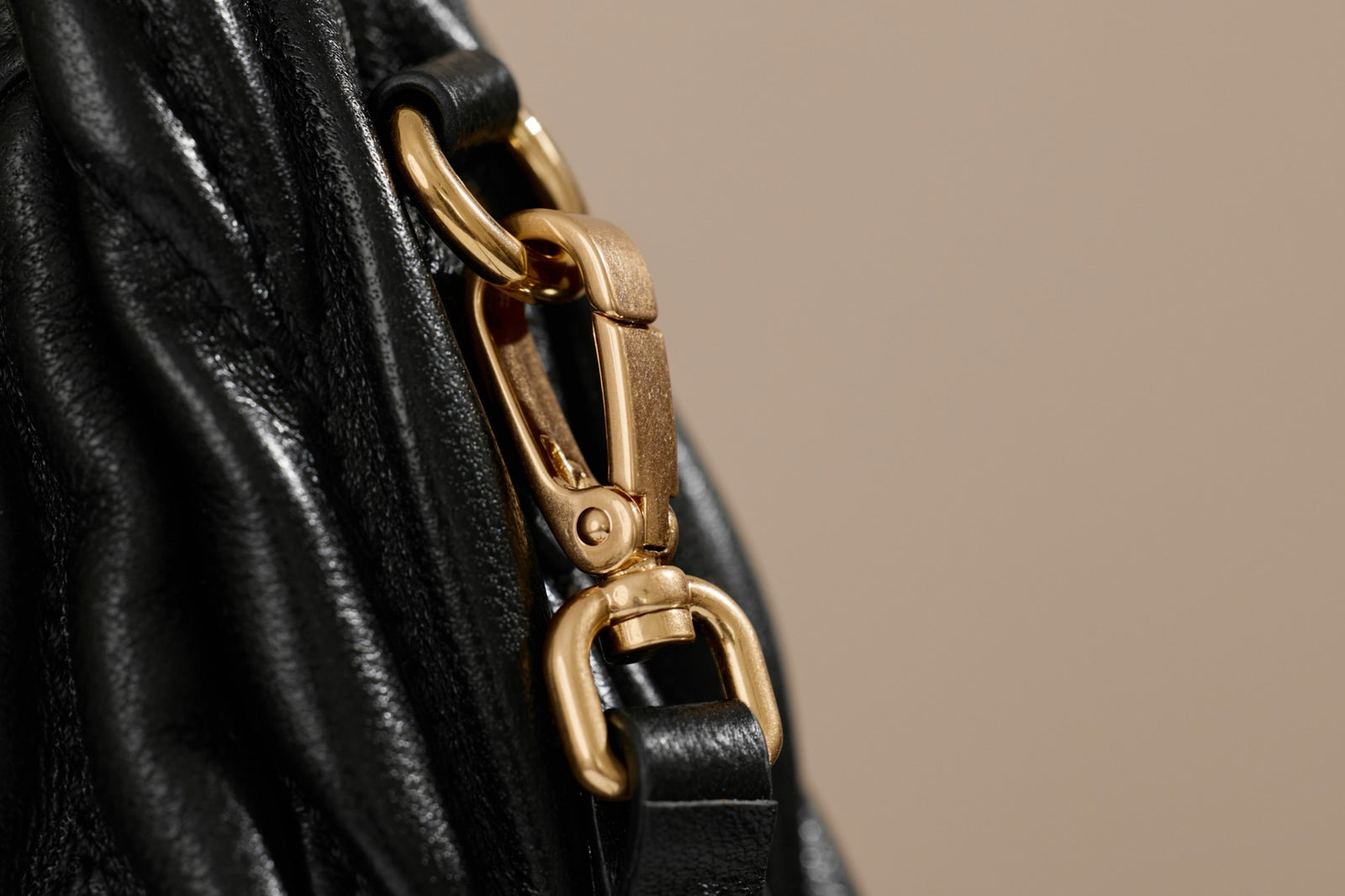 미우미우 완더 마테라쎄 나파 가죽 호보 미니 백