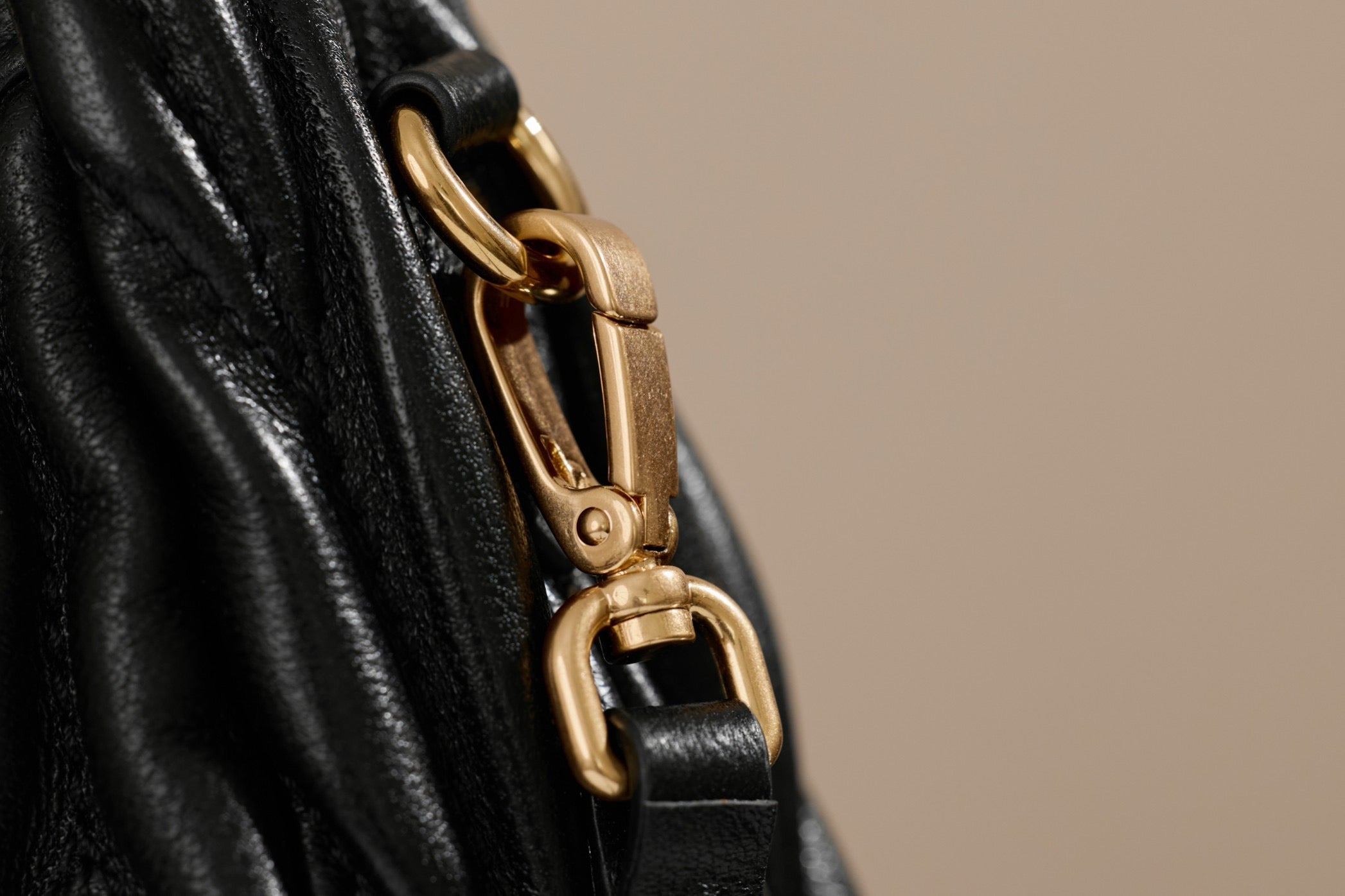 미우미우 완더 마테라쎄 나파 가죽 호보 미니 백