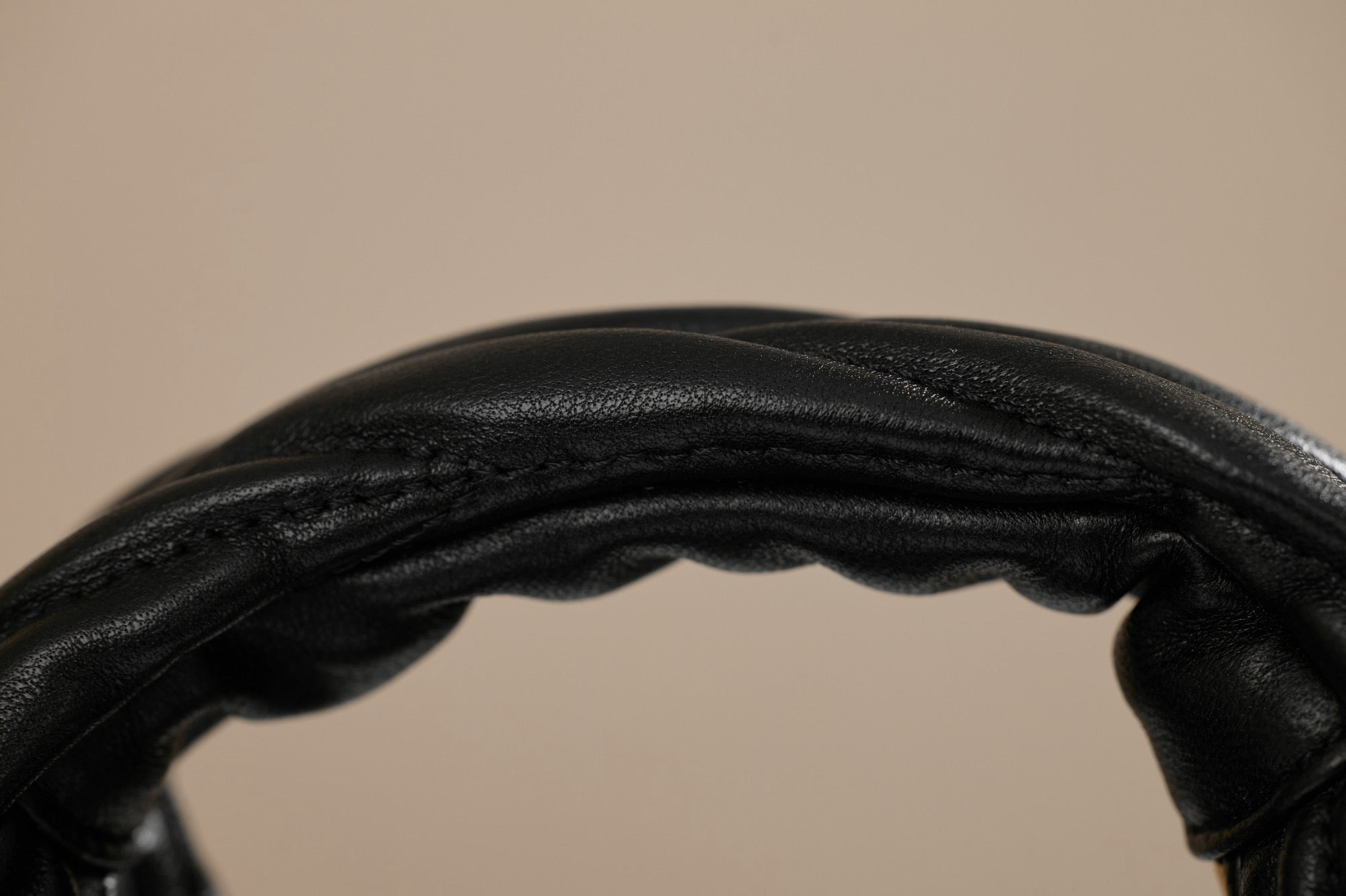 미우미우 완더 마테라쎄 나파 가죽 호보 미니 백