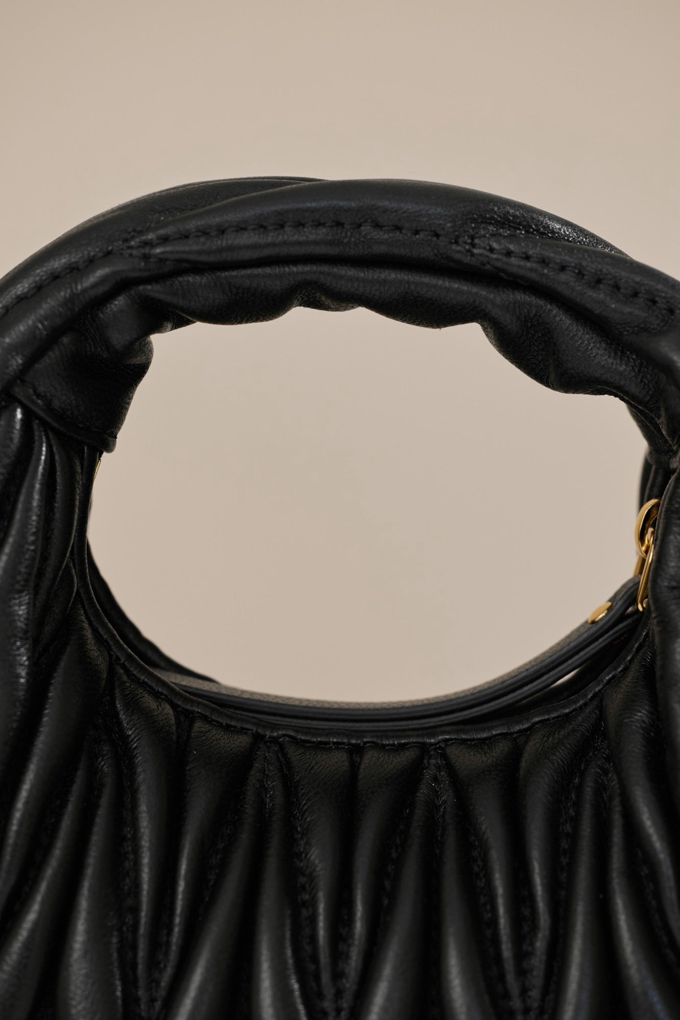 미우미우 완더 마테라쎄 나파 가죽 호보 미니 백