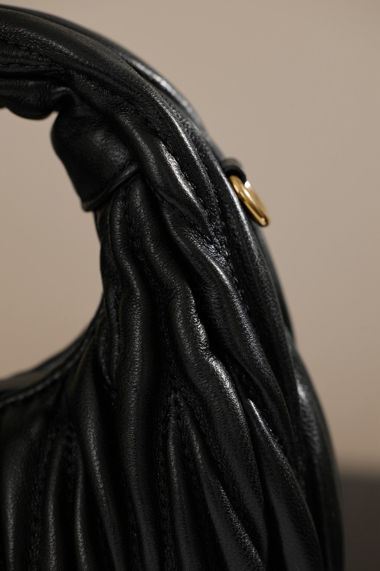 미우미우 완더 마테라쎄 나파 가죽 호보 미니 백