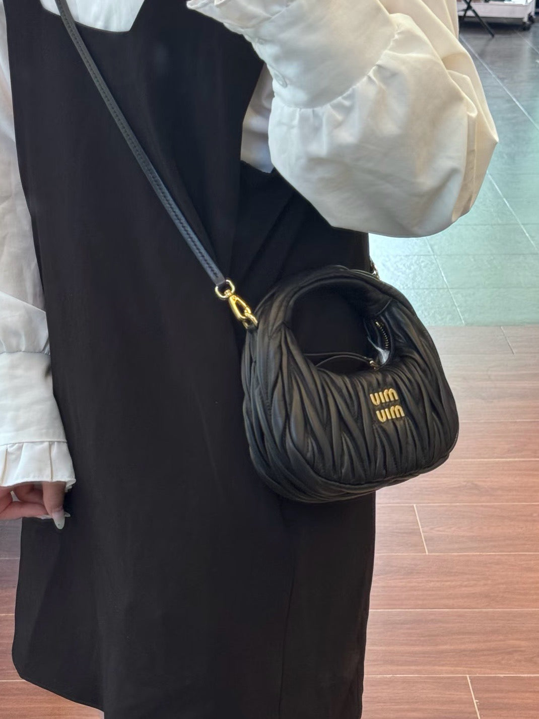 미우미우 완더 마테라쎄 나파 가죽 호보 미니 백