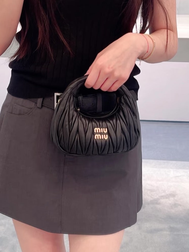 미우미우 완더 마테라쎄 나파 가죽 호보 미니 백