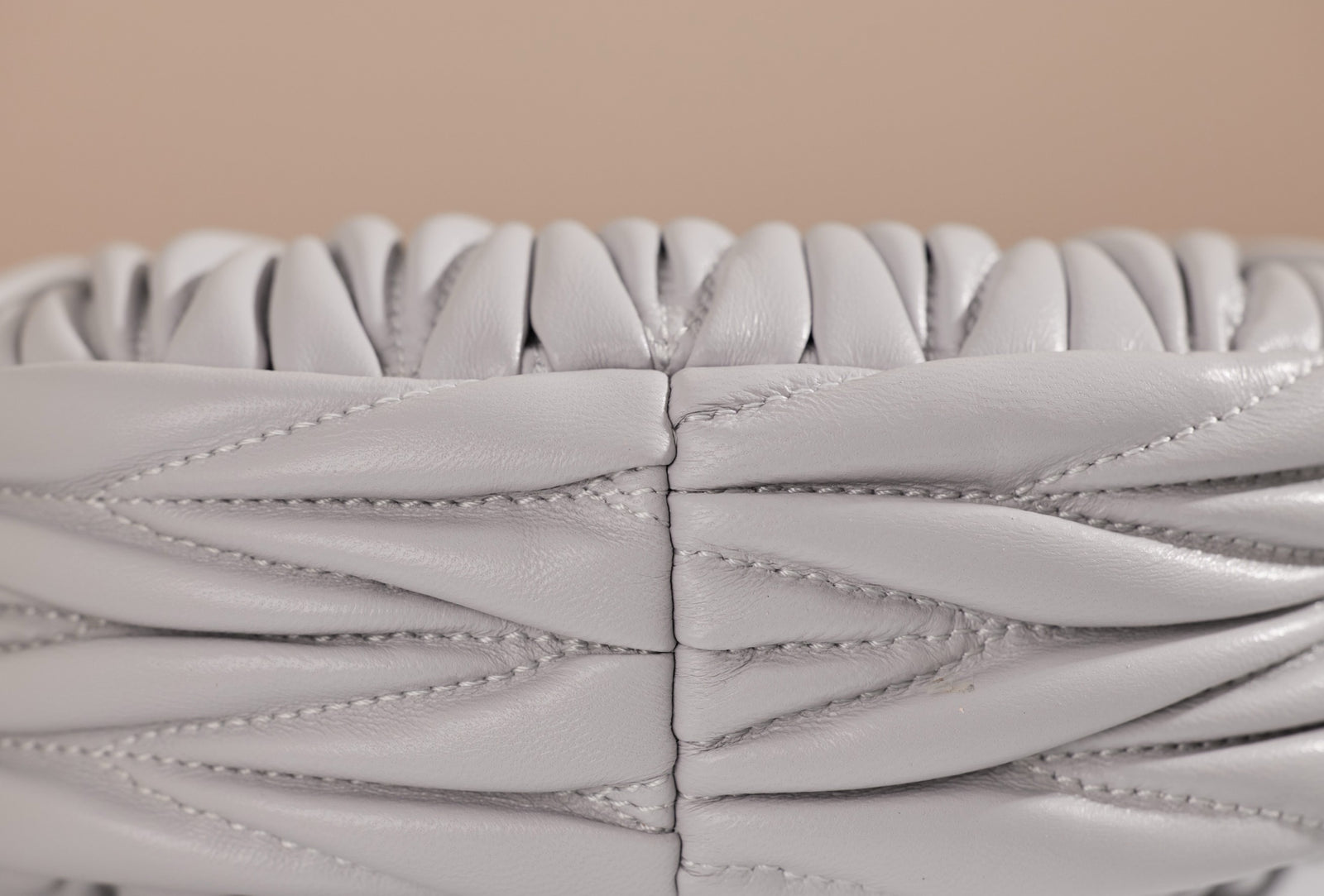 미우미우 완더 마테라쎄 나파 가죽 호보 미니 백