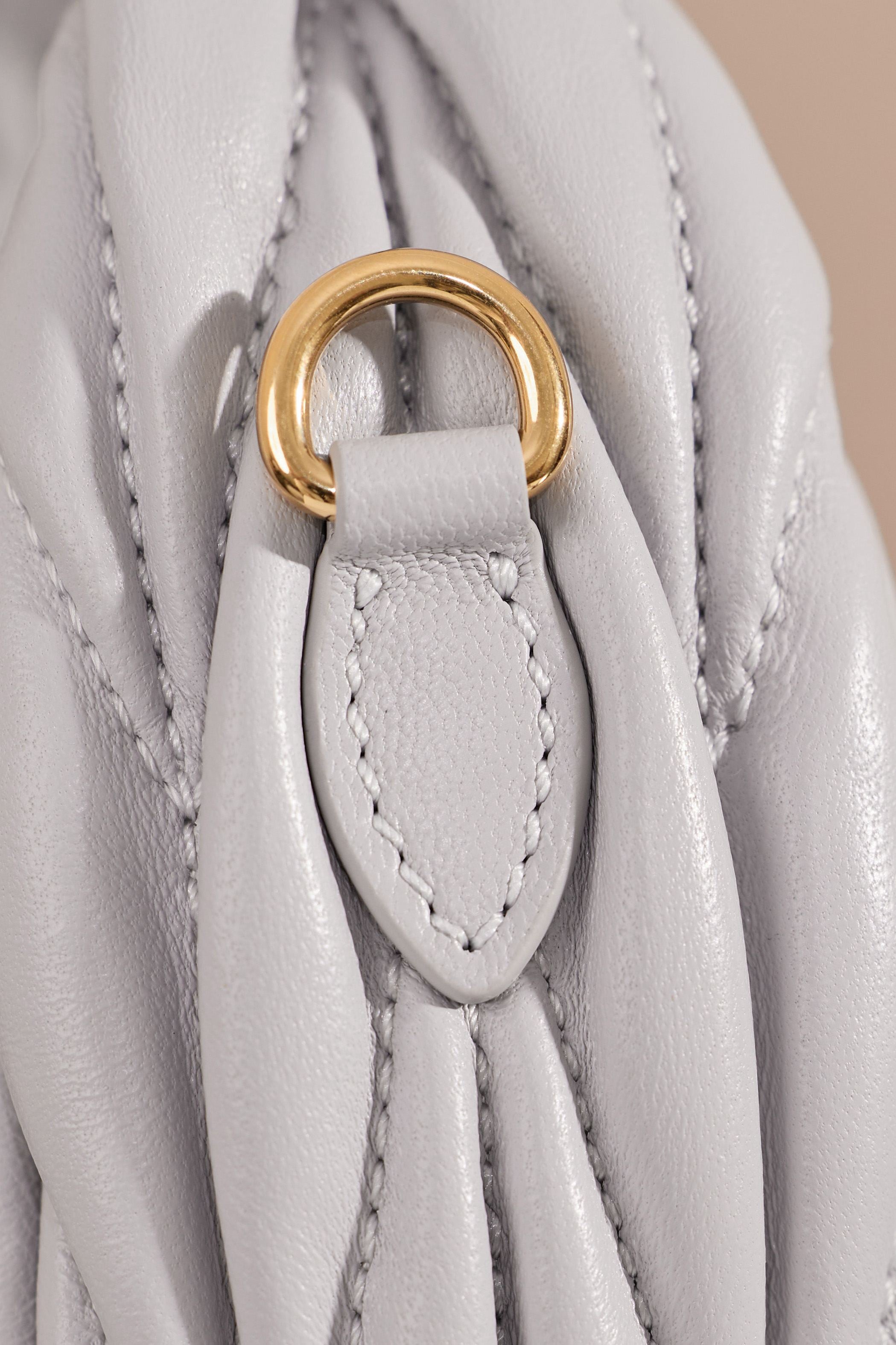 미우미우 완더 마테라쎄 나파 가죽 호보 미니 백