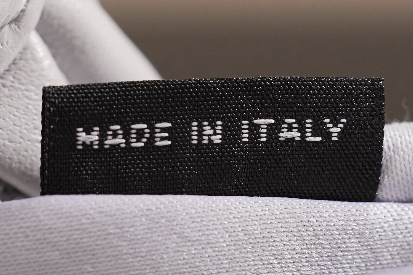 미우미우 완더 마테라쎄 나파 가죽 호보 미니 백