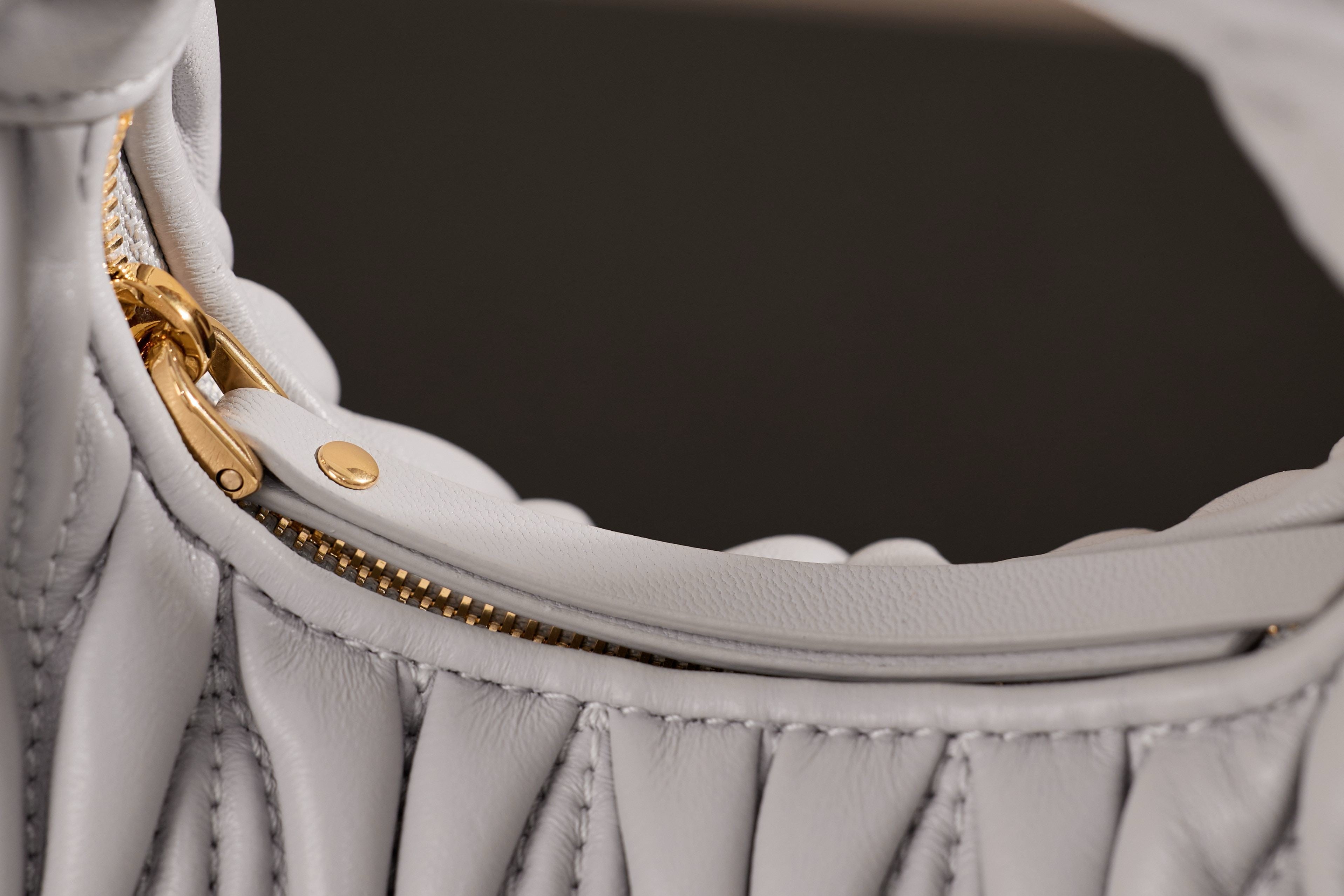 미우미우 완더 마테라쎄 나파 가죽 호보 미니 백