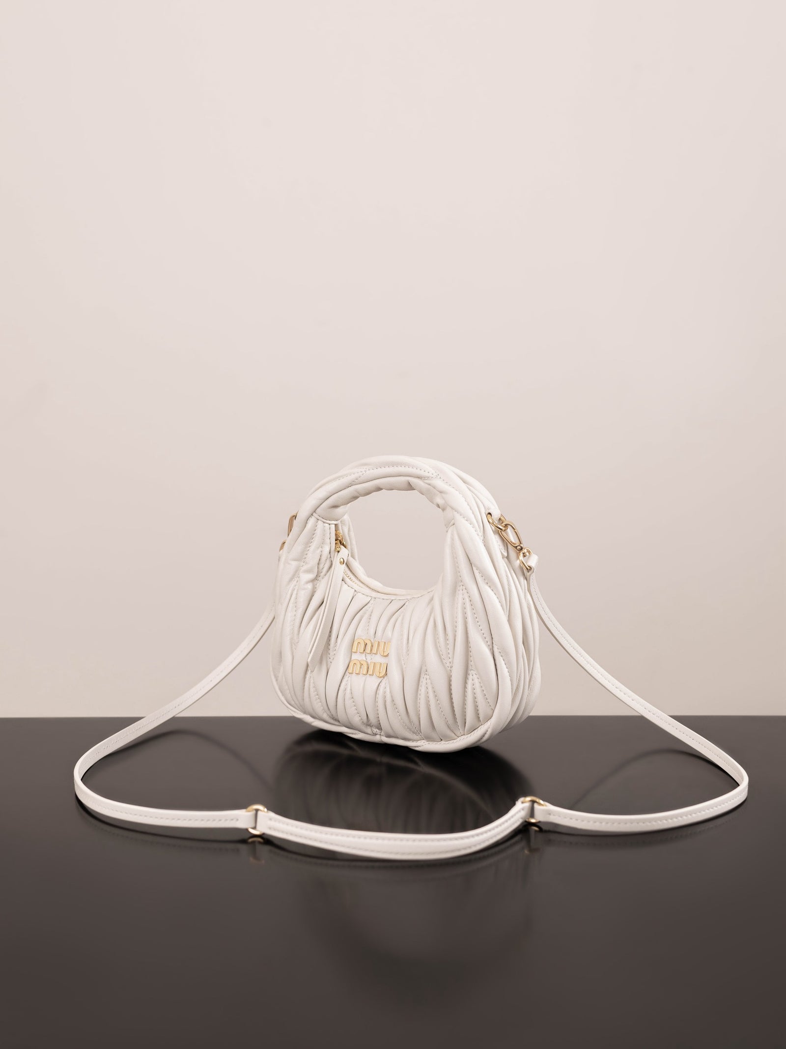 미우미우 완더 마테라쎄 나파 가죽 호보 미니 백