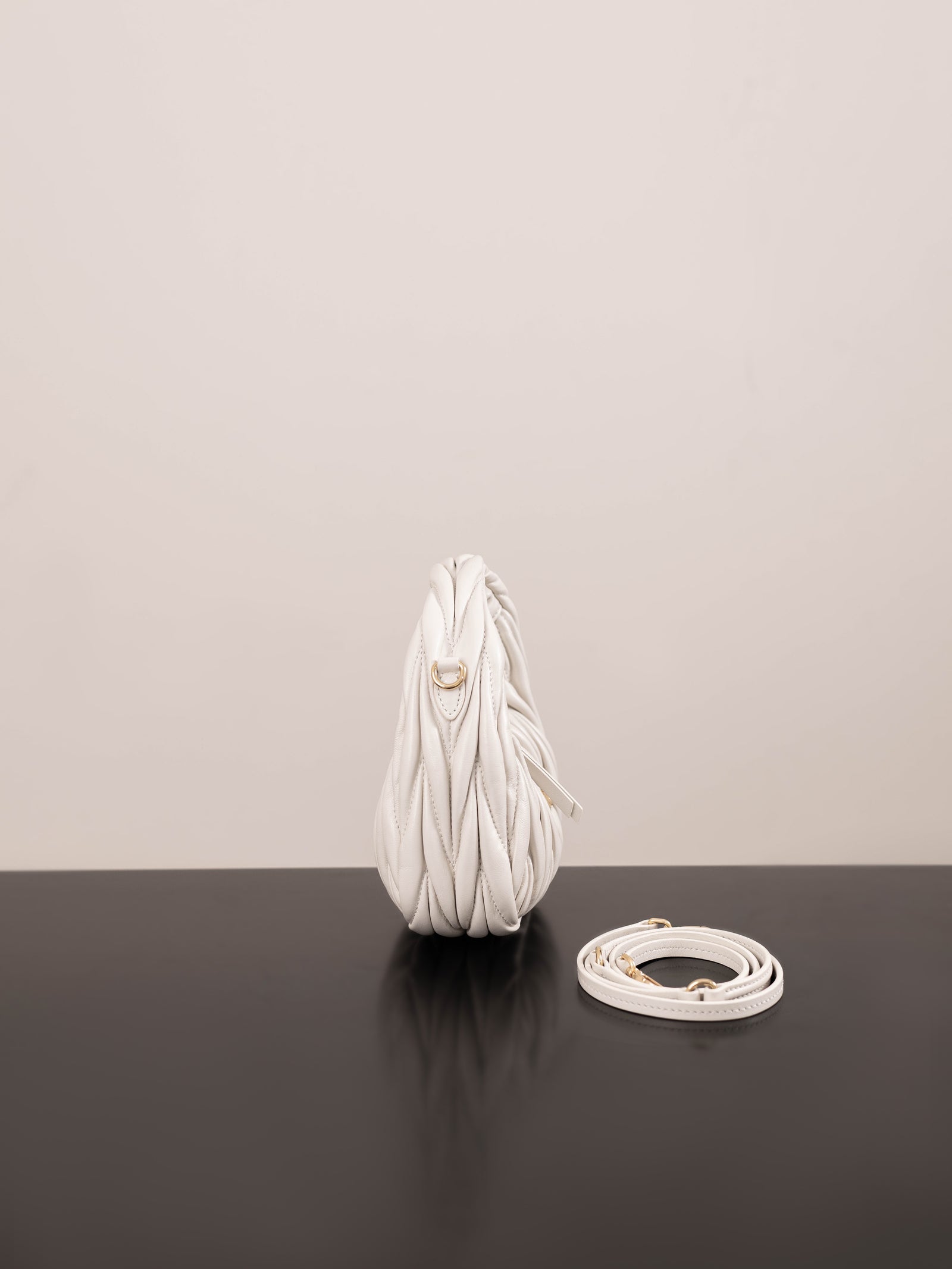 미우미우 완더 마테라쎄 나파 가죽 호보 미니 백