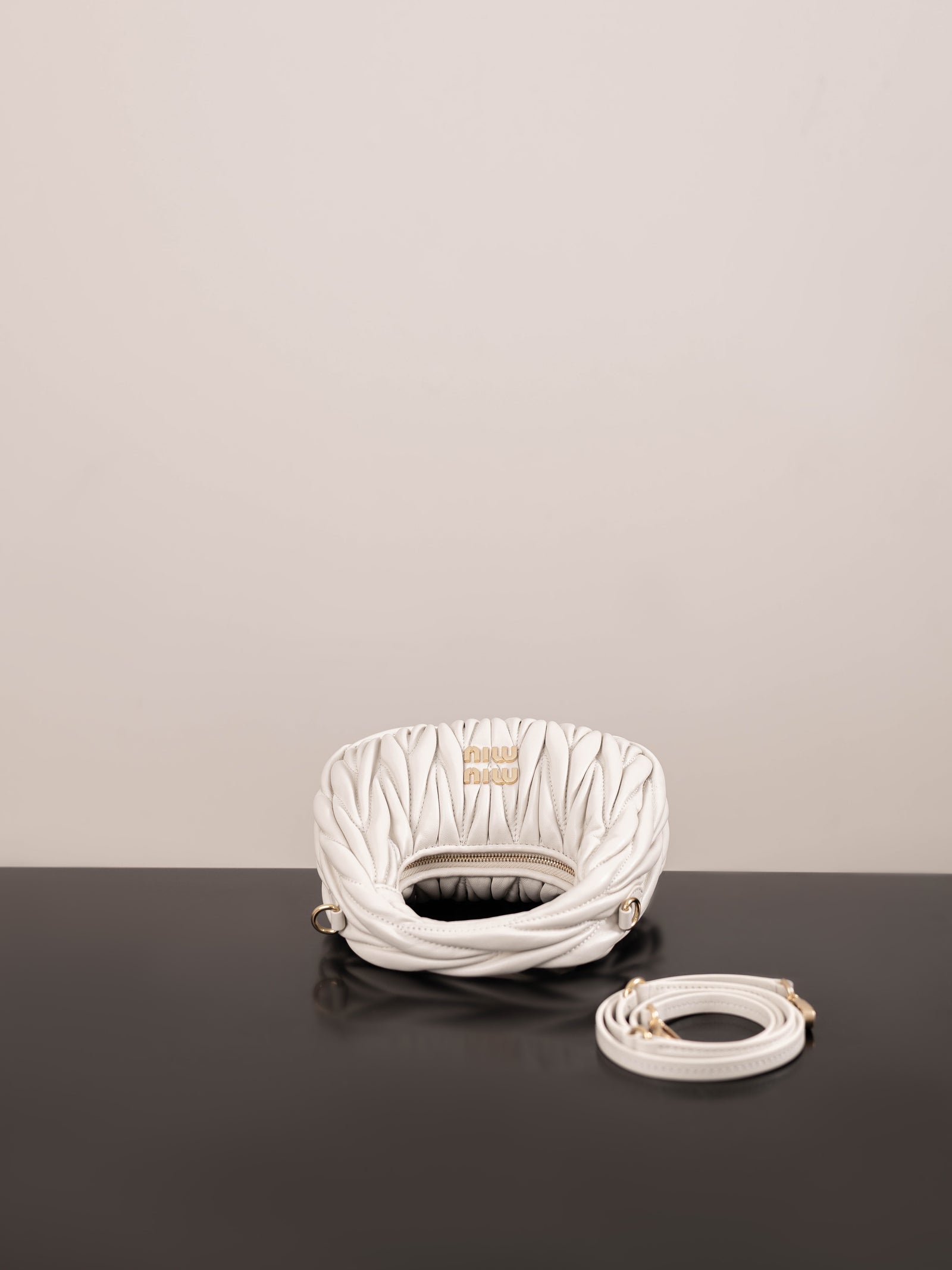 미우미우 완더 마테라쎄 나파 가죽 호보 미니 백