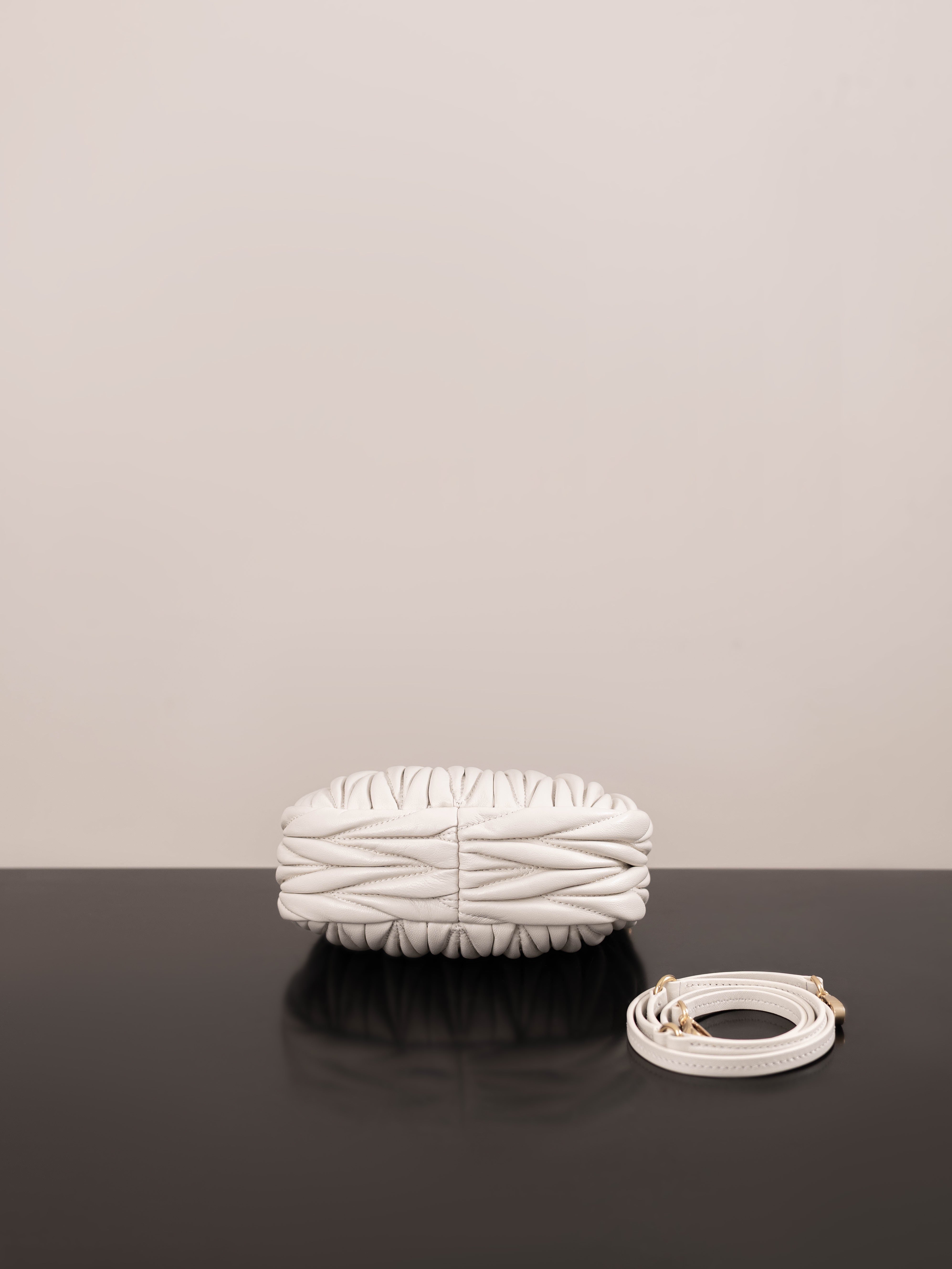 미우미우 완더 마테라쎄 나파 가죽 호보 미니 백