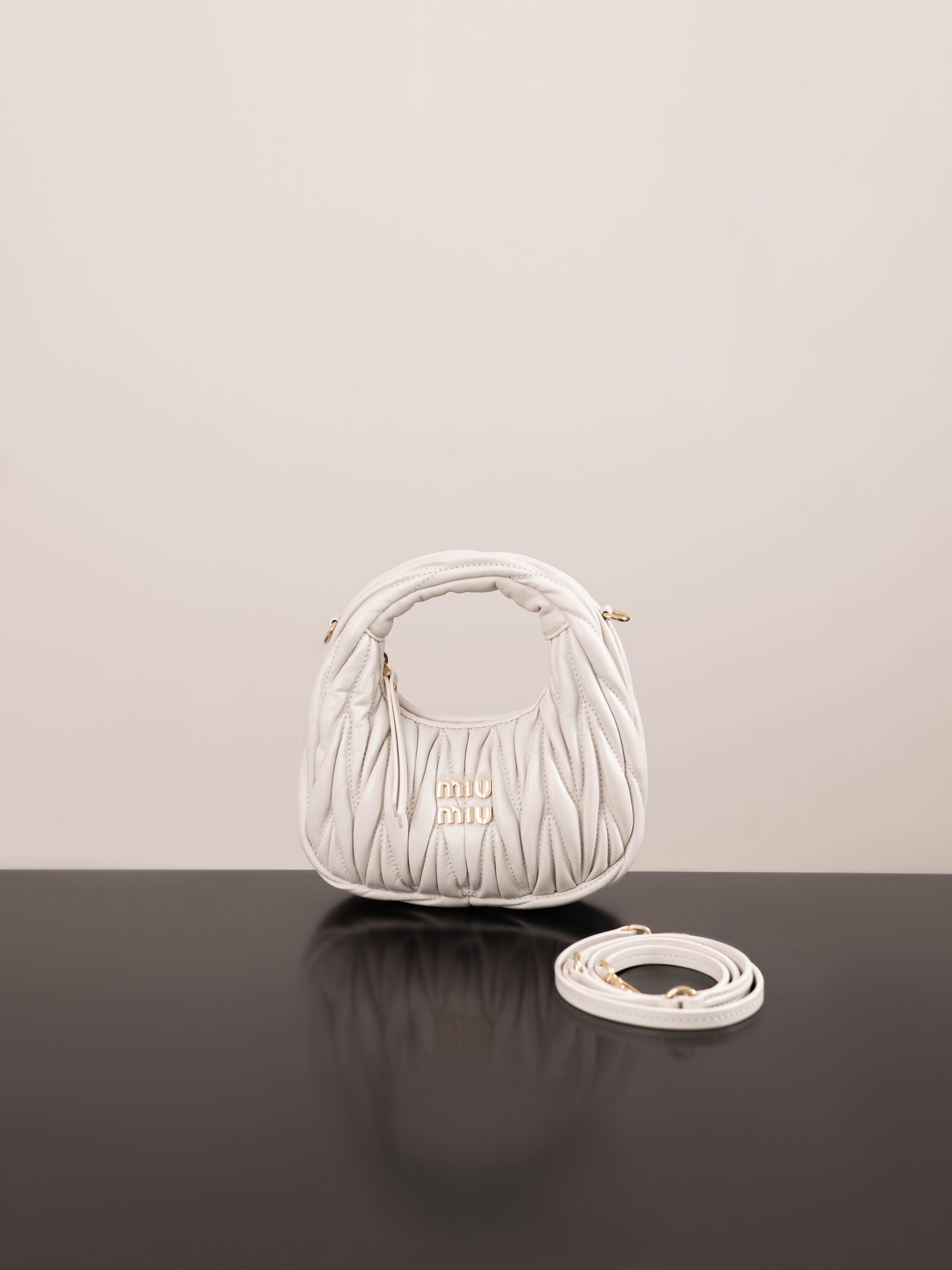 미우미우 완더 마테라쎄 나파 가죽 호보 미니 백