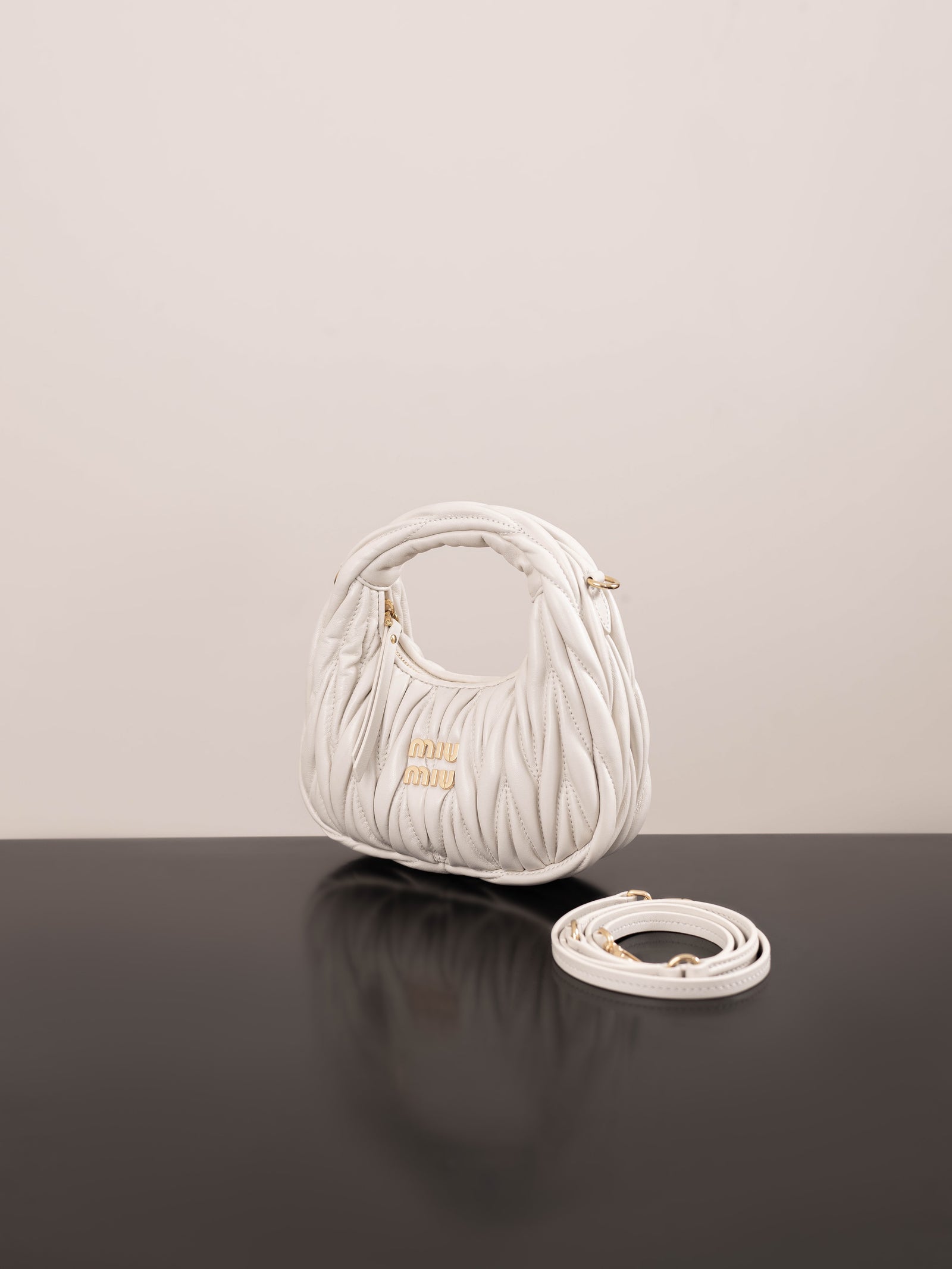 미우미우 완더 마테라쎄 나파 가죽 호보 미니 백