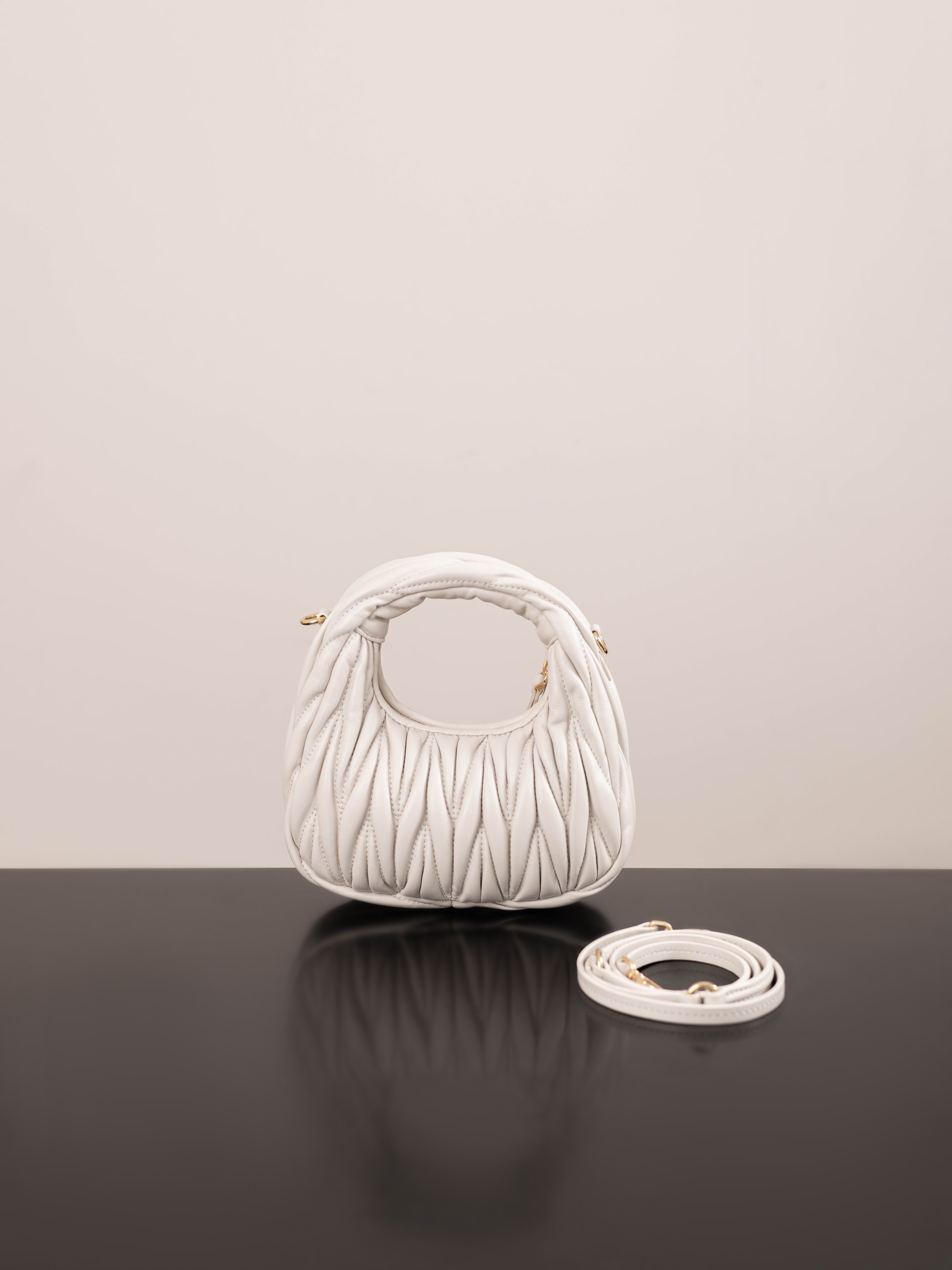 미우미우 완더 마테라쎄 나파 가죽 호보 미니 백