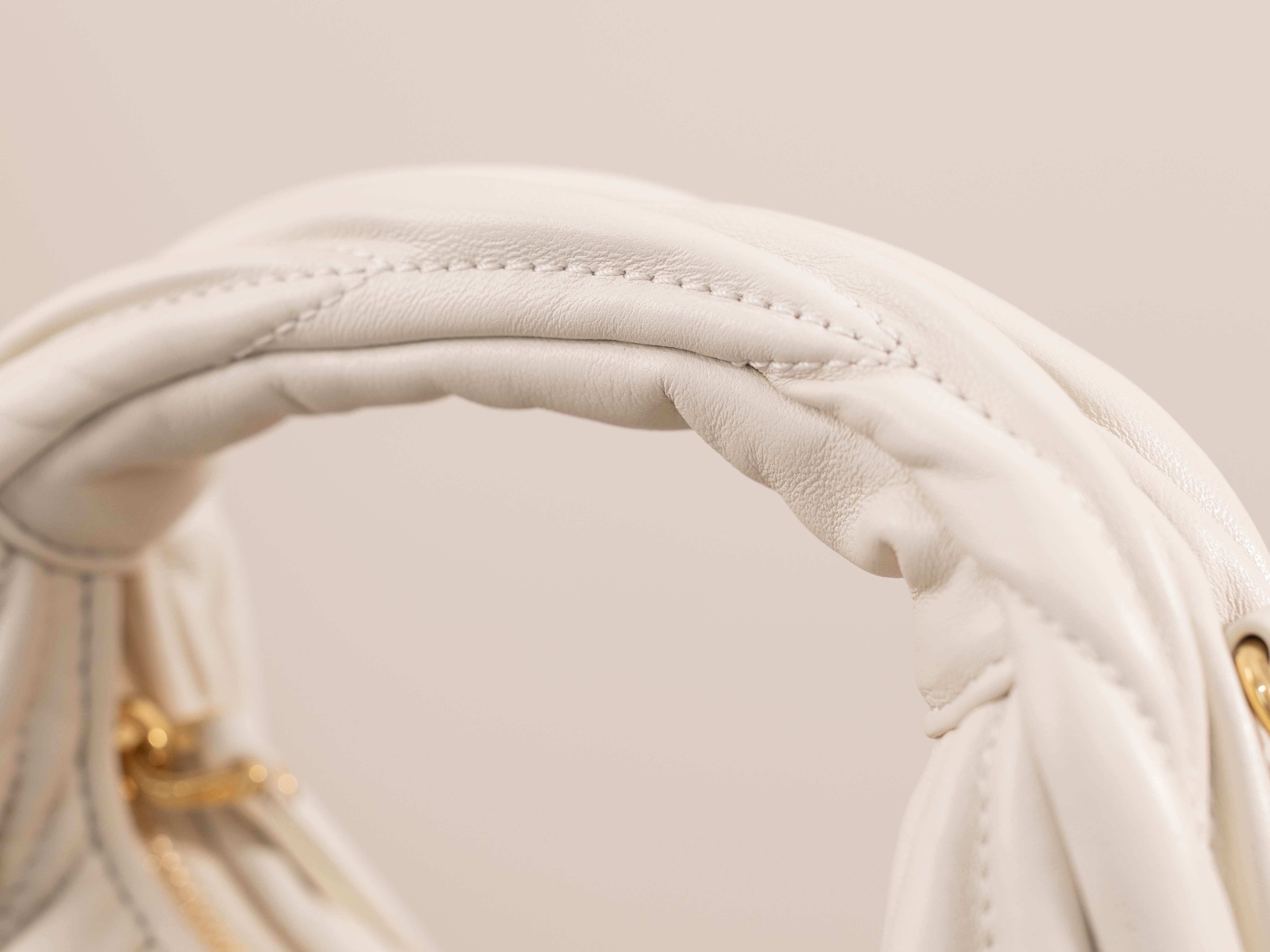 미우미우 완더 마테라쎄 나파 가죽 호보 미니 백