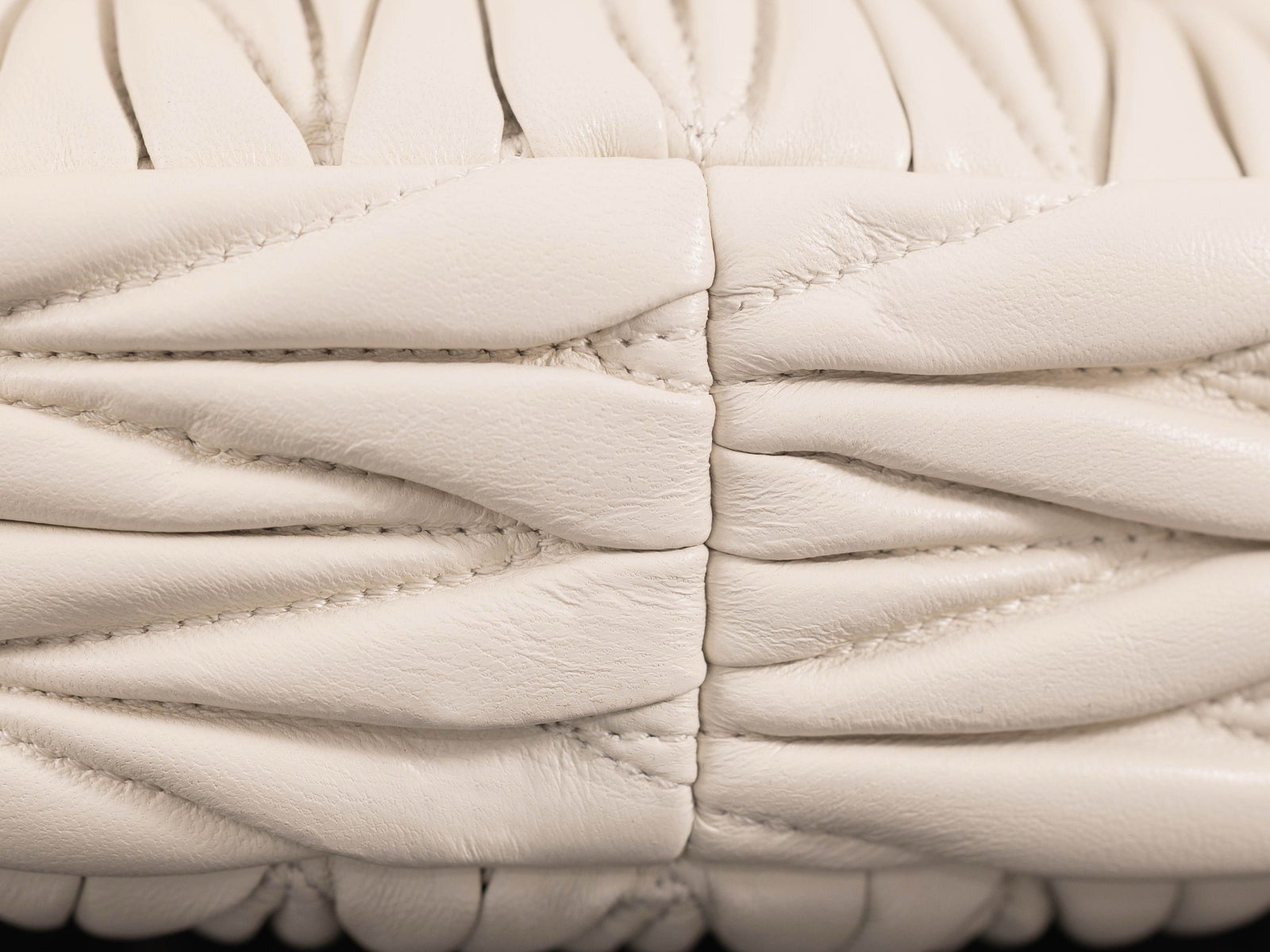 미우미우 완더 마테라쎄 나파 가죽 호보 미니 백