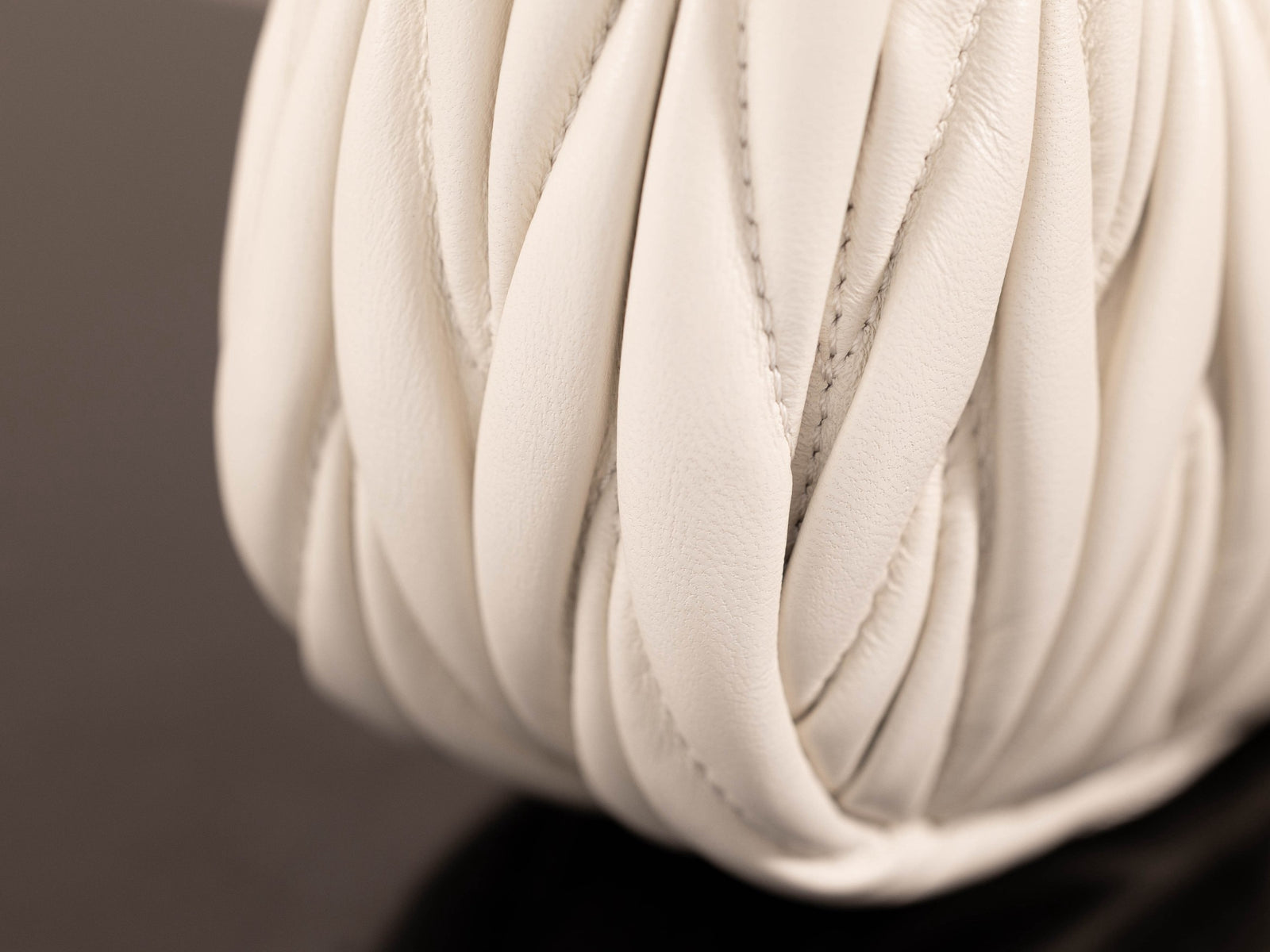 미우미우 완더 마테라쎄 나파 가죽 호보 미니 백